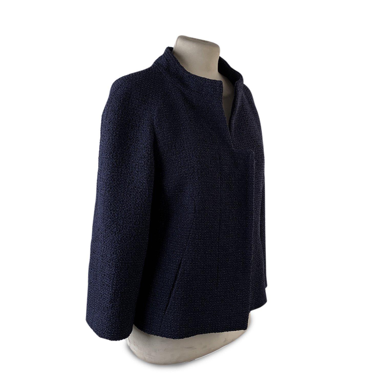 - Chanel Navy Blue Bouclé Blazer Jacket
- Concealed button closure on the front
- Round neck
- Composition: 72% Nylon,12% Cotton, 10% Wool, 6% Polyester
- Silk lining with jacquard Camellia pattern
- 2 pockets on thesides
- Silver metall chain