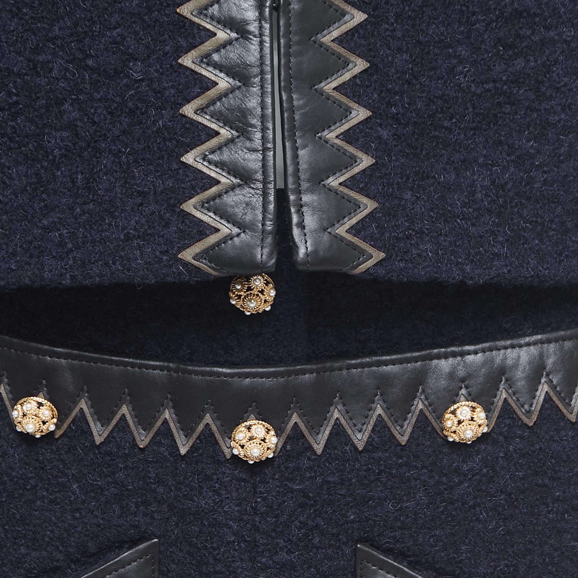 Chanel Marineblauer Boucle-Anzug aus Wolle mit Lederbesatz und Salzburger Rock  im Zustand „Gut“ im Angebot in Dubai, Al Qouz 2