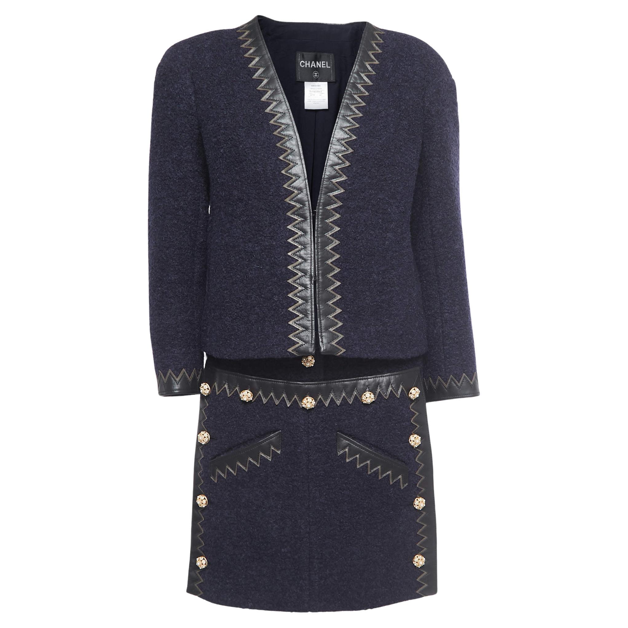 Chanel Marineblauer Boucle-Anzug aus Wolle mit Lederbesatz und Salzburger Rock  im Angebot