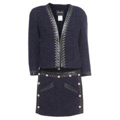 Chanel Marineblauer Boucle-Anzug aus Wolle mit Lederbesatz und Salzburger Rock 