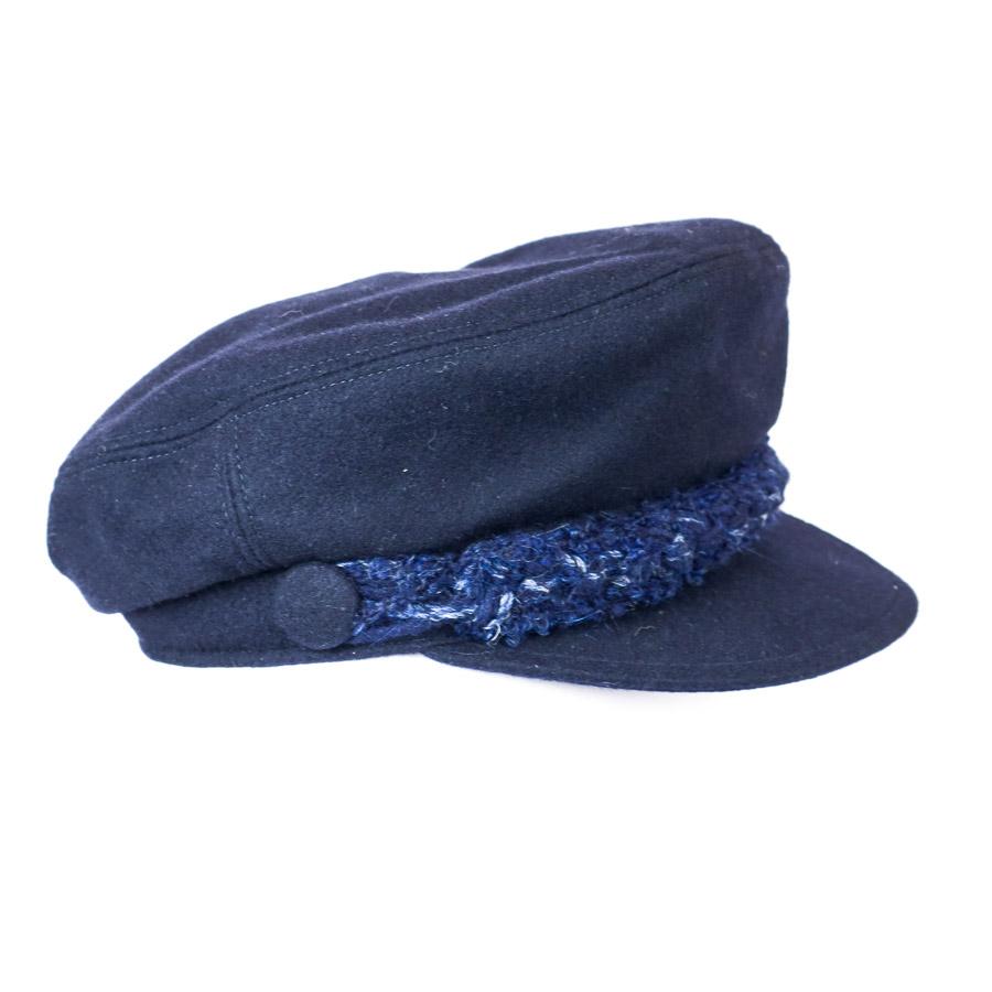 The cap is from Maison CHANEL. It comes in the form of the traditional sailor cap, in navy blue wool. It has the CC emblem on the edge. 
The cap is in perfect condition. The wool is intact, no structural defects and no stains. It corresponds to a