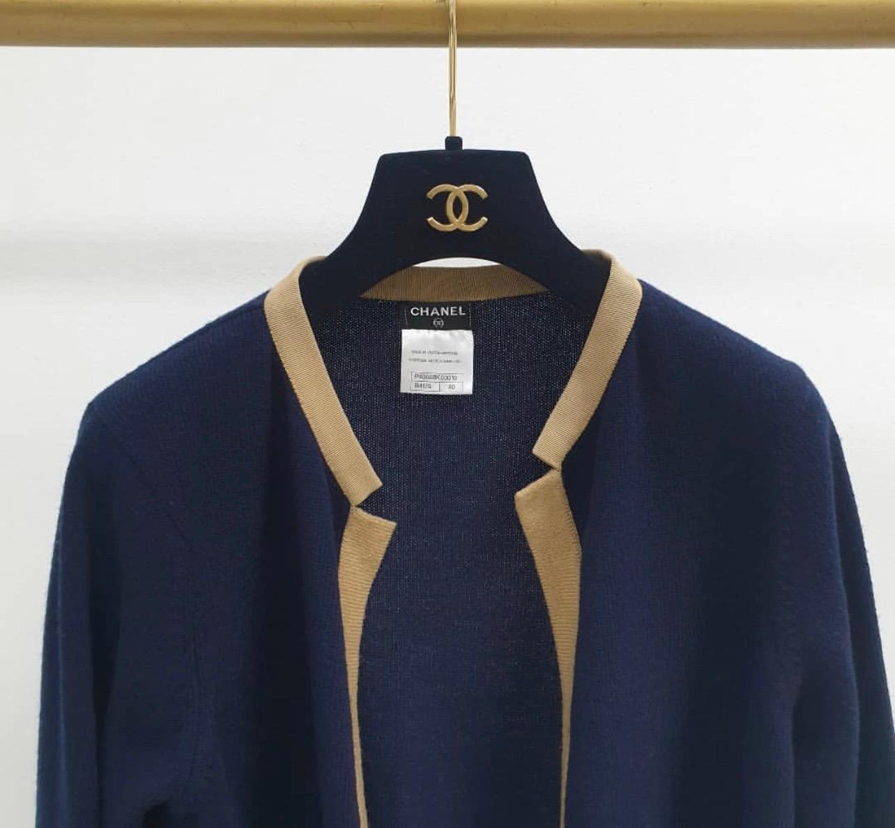 From 2012.
Navy cashmere Beige Trimed
Sz.40
Chanel pin on left pocket.
Very good condition.
Hanger is not included.
For buyers from EU we can provide shipping from Poland. Please demand if you need.
