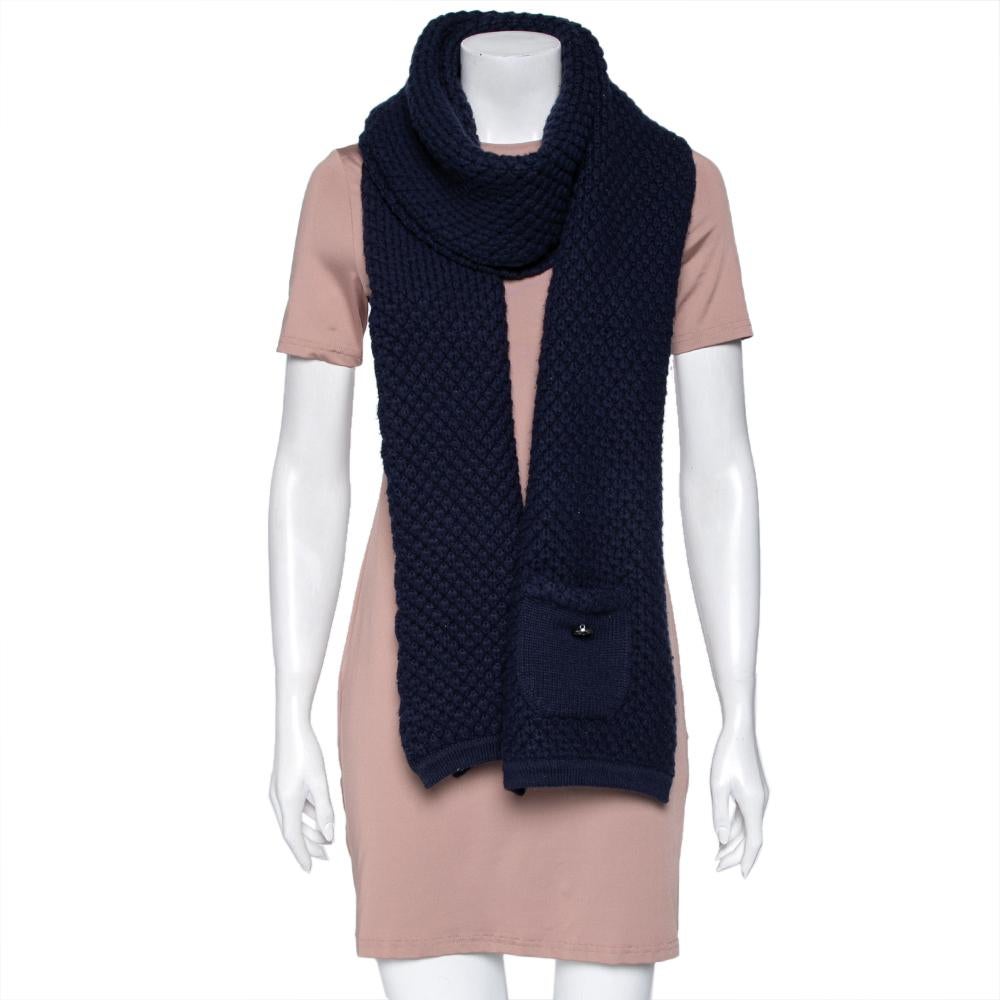 Bundle up in this chunky cashmere muffler from Chanel! A cozy style that will add a dash of charm to your looks. The navy blue color muffler is knitted to perfection using soft cashmere.

