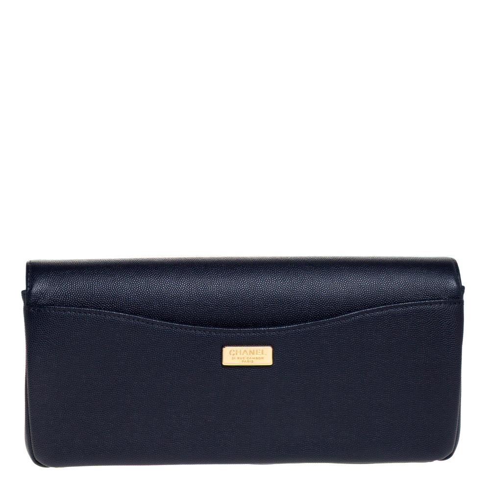 This lovely clutch by Chanel carries an elegant and luxurious design. It will be a head-turning addition to anything you wear it with. It features a front flap accented with contrasting gold trims and the iconic CC turn-lock, a navy blue leather
