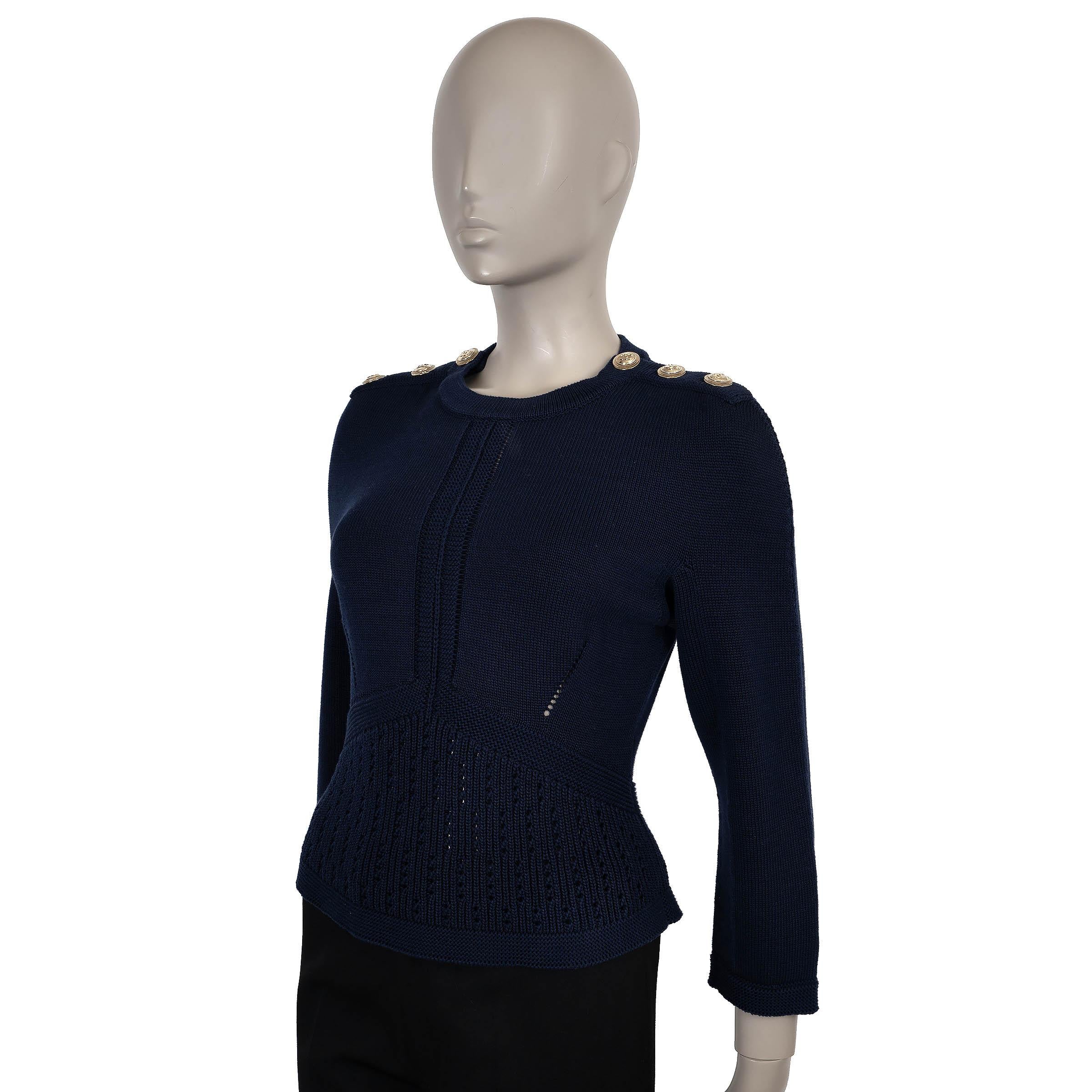 Dieser 100 % authentische Chanel-Pullover aus marineblauer Baumwolle (100 %) hat eine entspannte Silhouette, die durch einen ausgestellten, spitz zulaufenden unteren Teil akzentuiert wird und einen skulpturalen Touch erhält. Es hat einen
