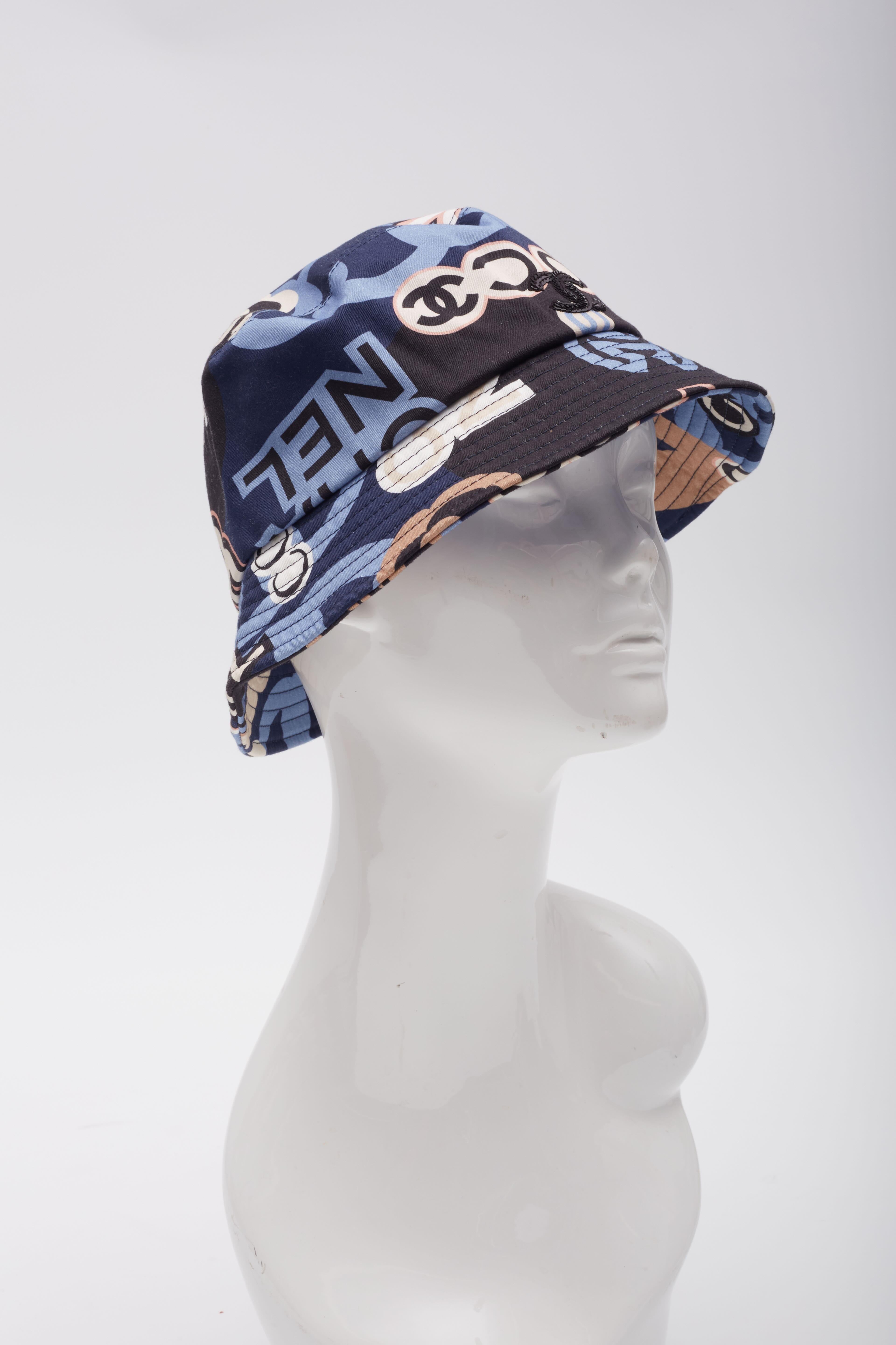 Designer Virginie Viard.
Color: navy with multicolor logo
Material: synthetic canvas
Comes with: Dust bag
Condition: New.
Made in Italy

Medium
Measurements~
Circumference 22”