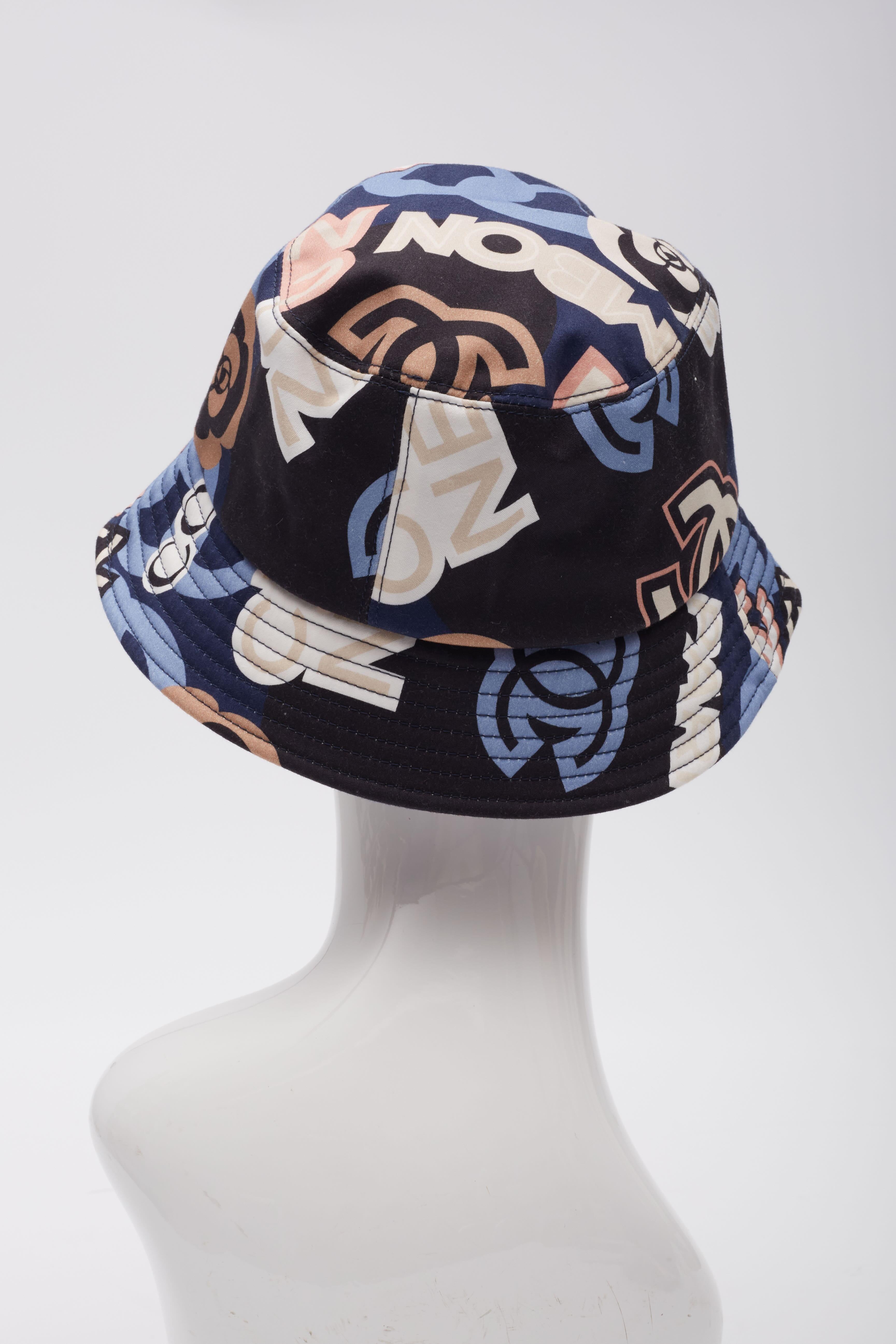 Chanel Navy Blue Cotton CC Printed Bucket Hat In Excellent Condition For Sale In Montreal, Quebec
