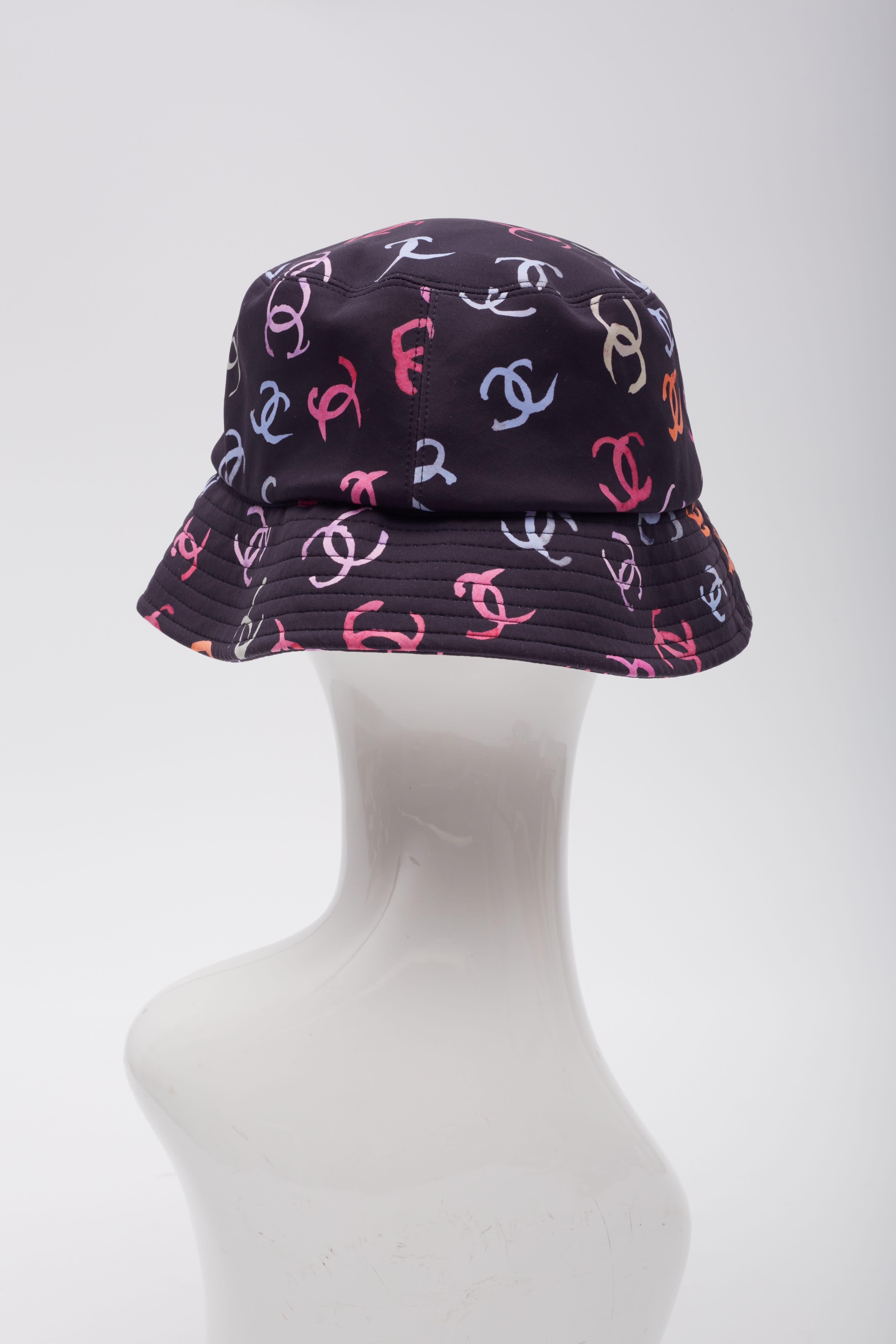Chanel Navy Blue Cotton Multicoloured CC Printed Bucket Hat In Excellent Condition For Sale In Montreal, Quebec