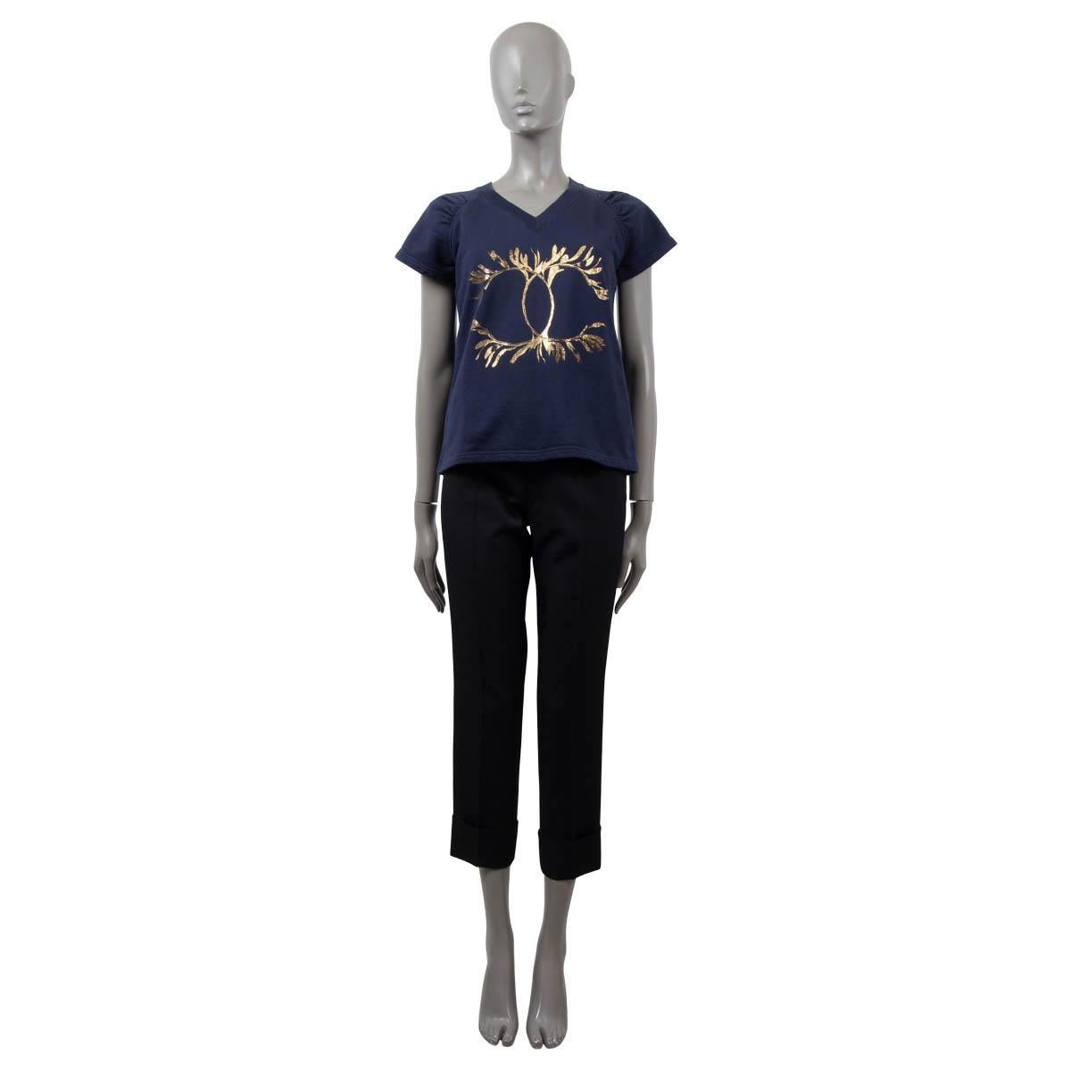 100% authentic Chanel v-neck T-shirt in navy blue cotton (100% - please note the content tag is missing) with gold-leaf grecian CC print. Features raglan sleeves with slight ruching. Has been worn and is in excellent condition.

2018 Paris-Greece