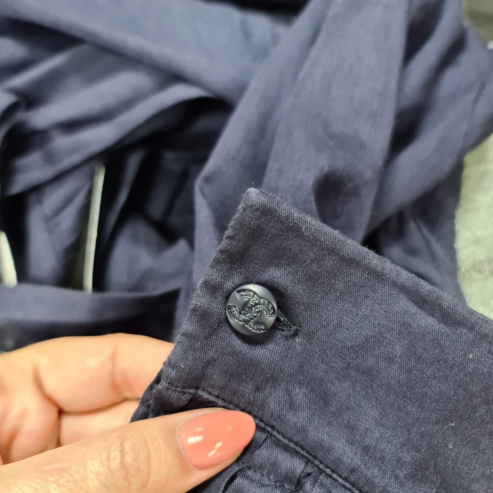 Chanel Blu Navy Cotone Vita 2 Cc Logo Bottoni Camicetta Top Sz.36 in vendita 3