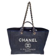Grand sac cabas de shopping Deauville en denim bleu marine Chanel