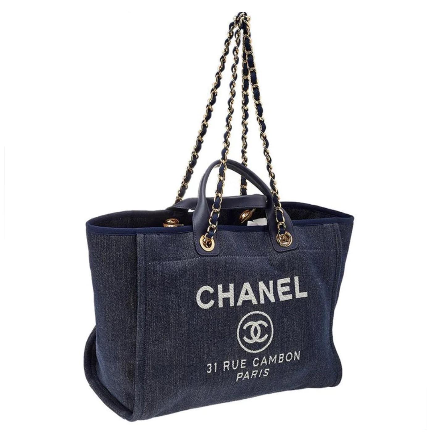 Ce sac est orné de logos Chanel et du nom de la rue où se trouve le célèbre magasin phare de Chanel, 