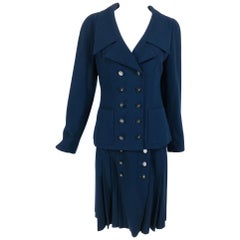 Chanel Marineblaue doppelreihige Jacke und Faltenrock 1994P