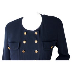 Marineblaue Chanel-Wolljacke mit doppelreihigem Knopfverschluss und Knöpfen mit dem Logo von Coco Chanel, CIRCA die 1980er Jahre