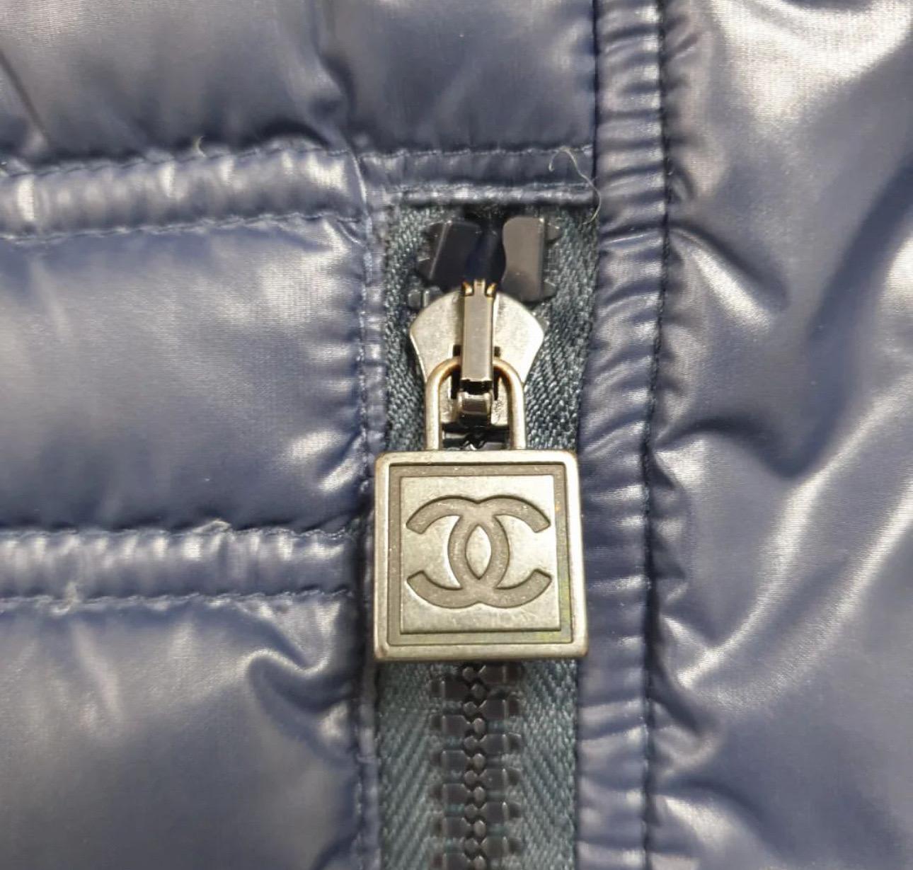CHANEL Navy Blue Down Puffer Jacket In Good Condition For Sale In Krakow, PL