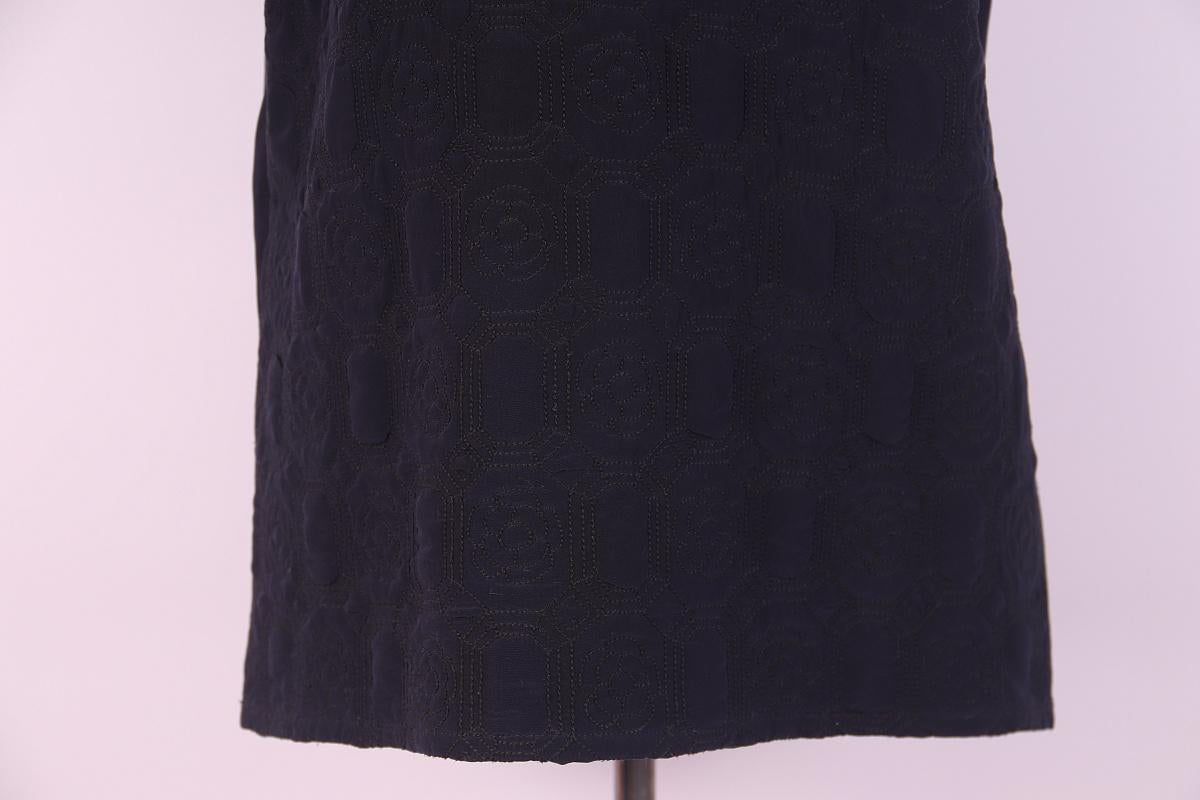 Chanel Navy Blue Floral Quilted Silk Top 

Chanel style P43073V12320 / AJ995 

fabric composition 100% silk

The item is in good condition, there are minor signs of wear. The СС lock is slightly broken.

