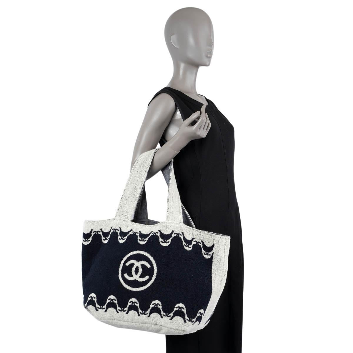 CHANEL navy blue & grey 2021 21P TERRY CLOTH BEACH TOTE Bag & TOWEL For Sale 6