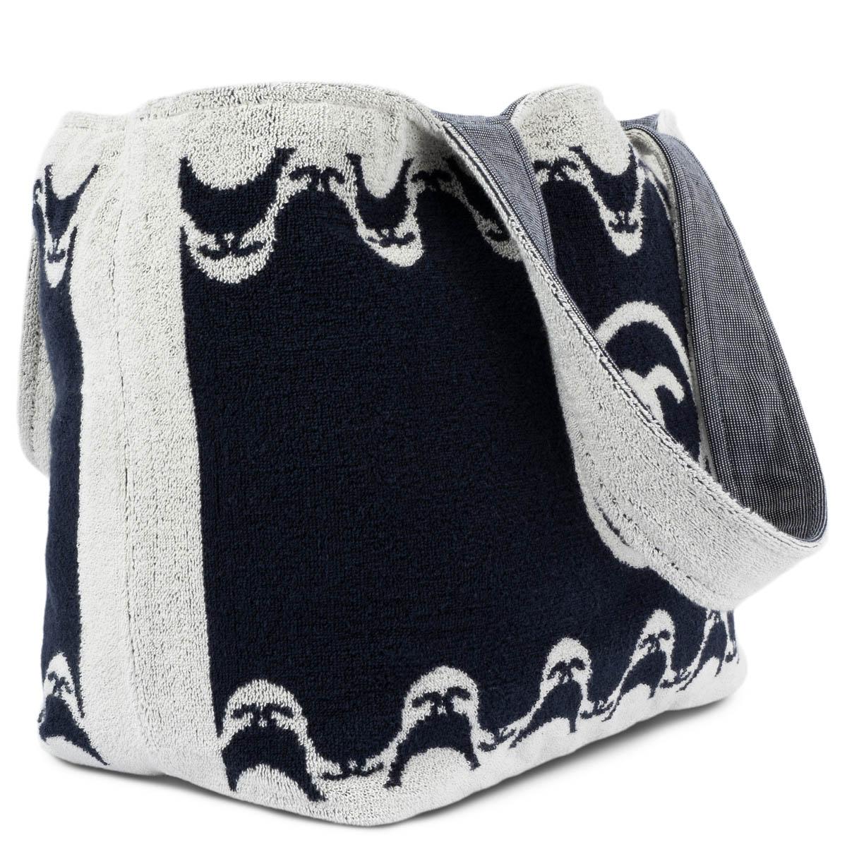 100% authentische Chanel 2021 Frottee-Strandtasche aus marineblauer und hellgrauer Baumwolle (100%). Gefüttert mit gepunktetem Canvas, mit zwei flachen Taschen auf der Rückseite und einer abnehmbaren Tasche mit Reißverschluss. Die Tasche wird mit