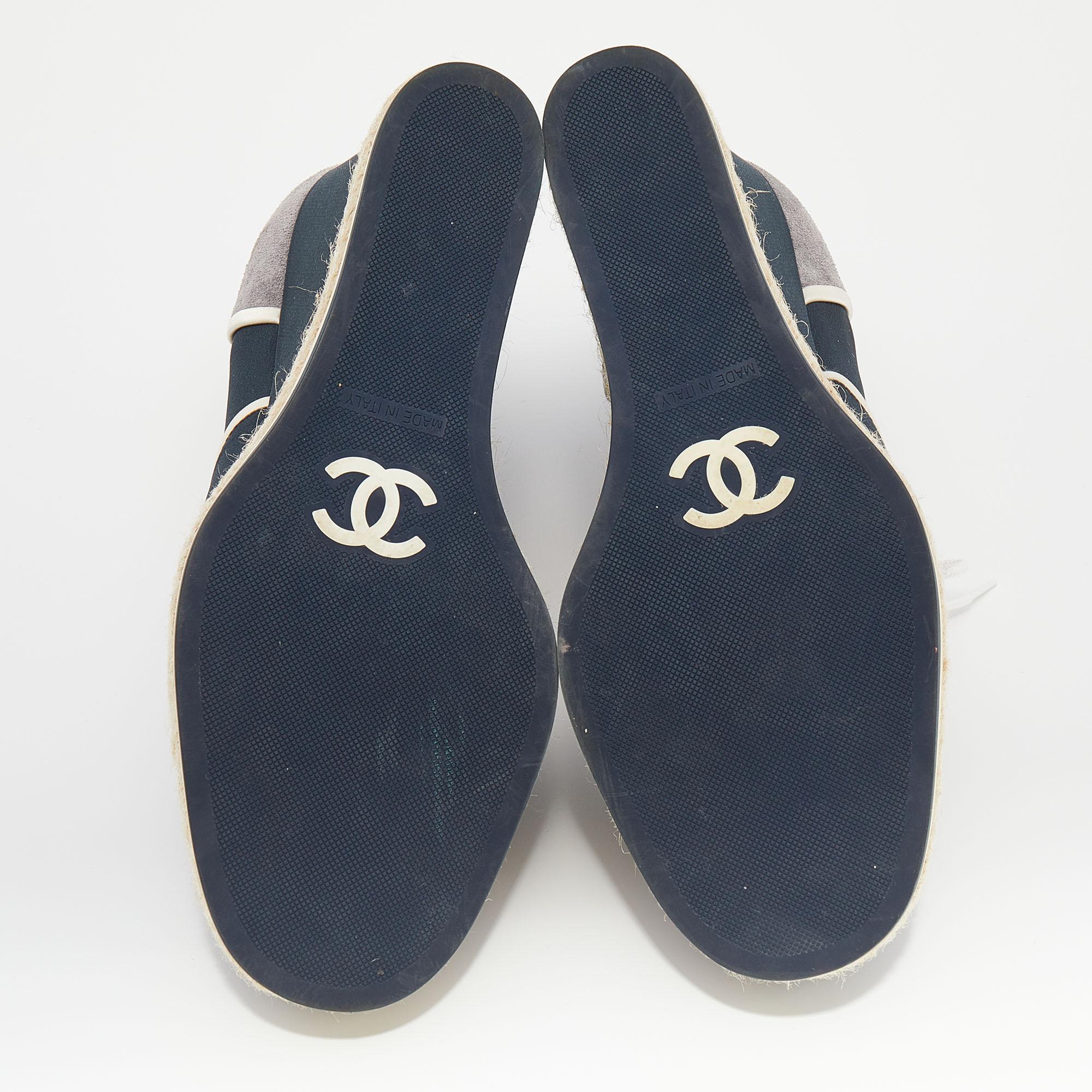Chanel Navy Blue/Grey Fabric and Suede CC Wedge Sneakers Size 39.5 In Good Condition In Dubai, Al Qouz 2