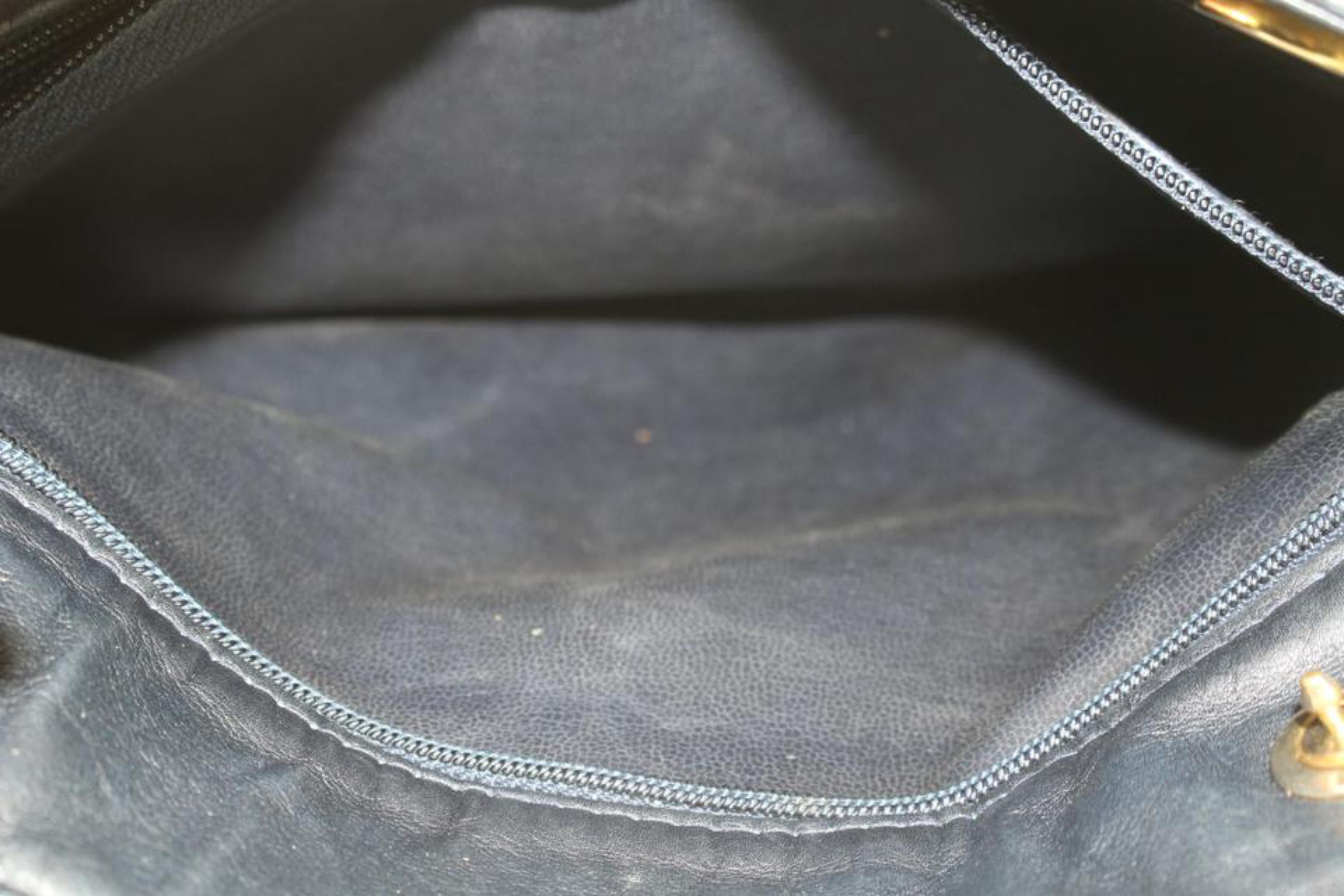 Chanel - Sac fourre-tout en cuir d'agneau bleu marine matelassé avec chaîne dorée 6CC1029 Pour femmes en vente