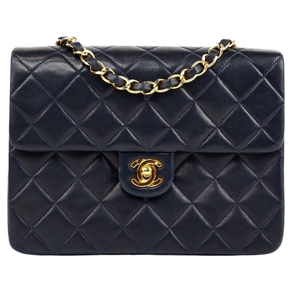 Chanel Marineblaues Lammfell Kleine quadratische Vintage 90s Classic Flap Bag  im Angebot