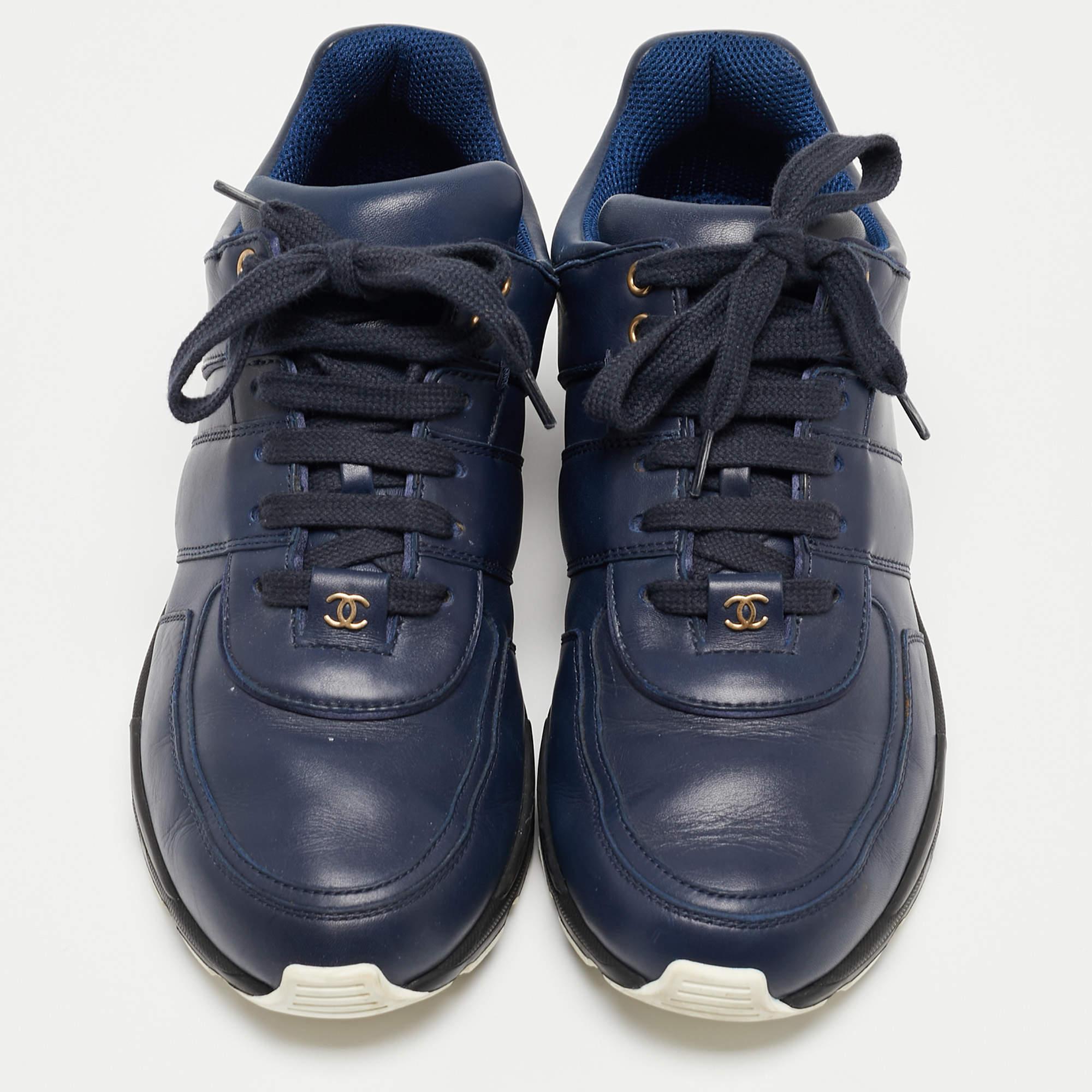 Chanel Navy Blue Leather and Satin CC Low Top Sneakers Size 40.5 In Good Condition For Sale In Dubai, Al Qouz 2