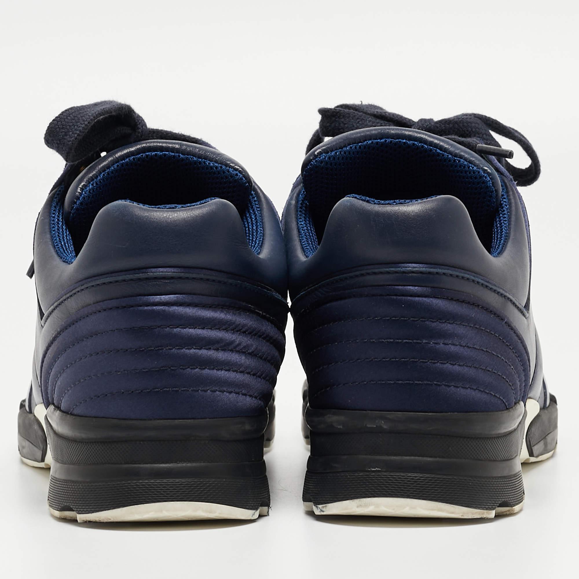 Chanel Marineblaue Low Top-Sneakers aus Leder und Satin CC in Marineblau Größe 40,5 im Angebot 4