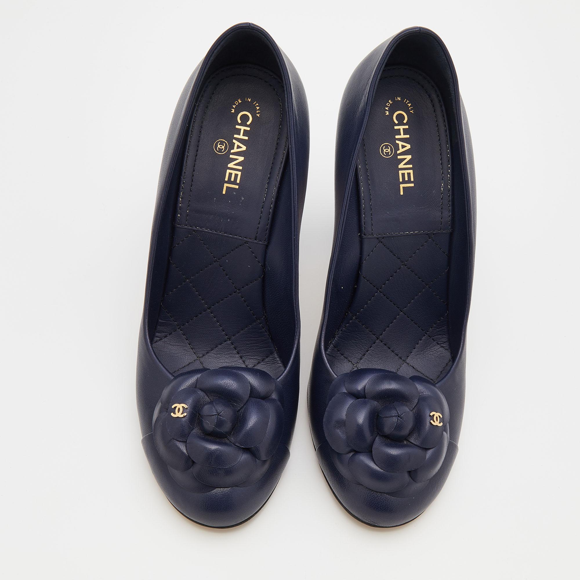 The 11cm heels of this pair of Chanel pumps will offer you elegant steps. Crafted from navy blue leather, its toe is decorated with a Camellia motif, and it embodies a faultless construction.

Includes: Receipt, Info Booklet, Original Box, Original