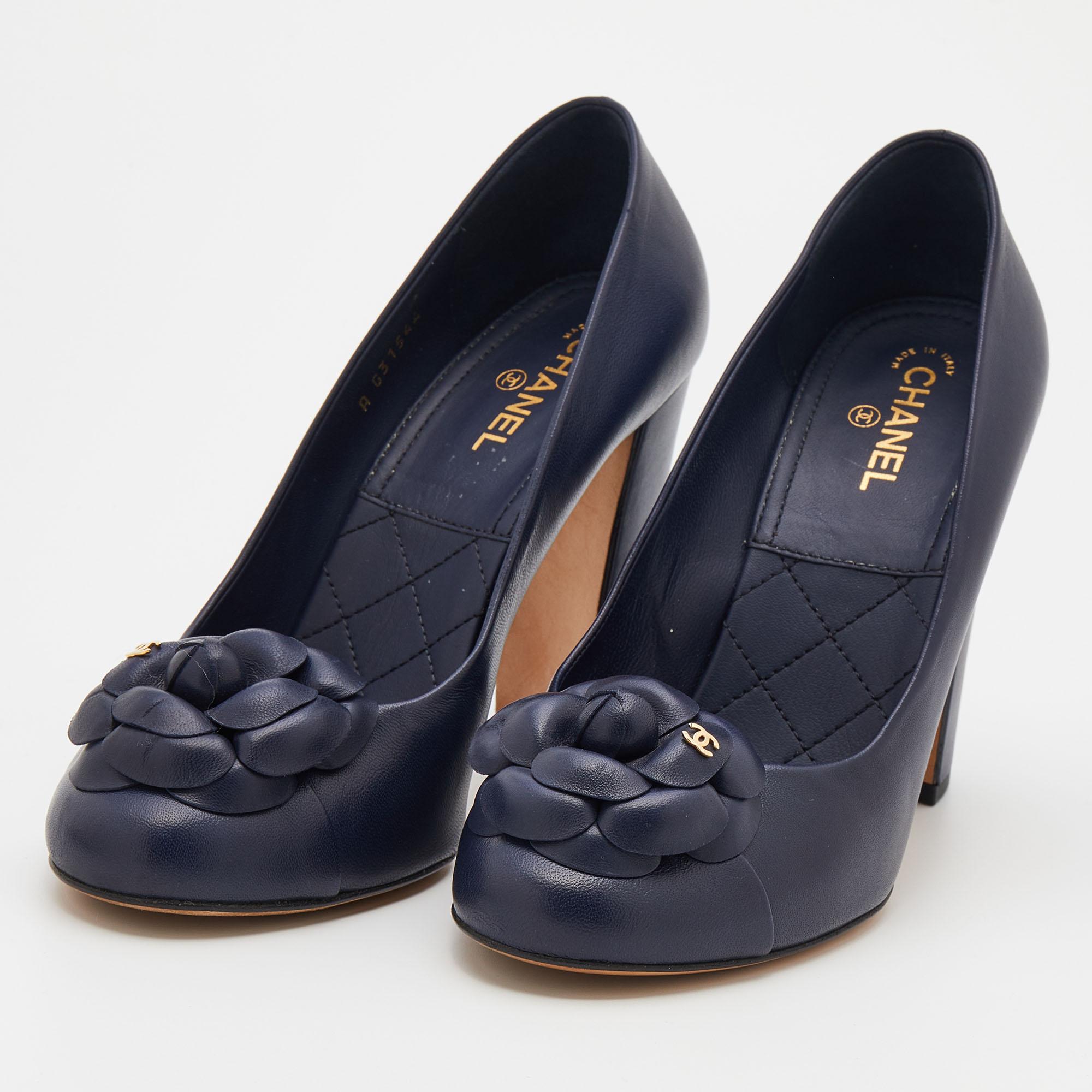 Chanel Navy Blue Leather Camellia Block Heel Pumps Size 39 In Good Condition In Dubai, Al Qouz 2