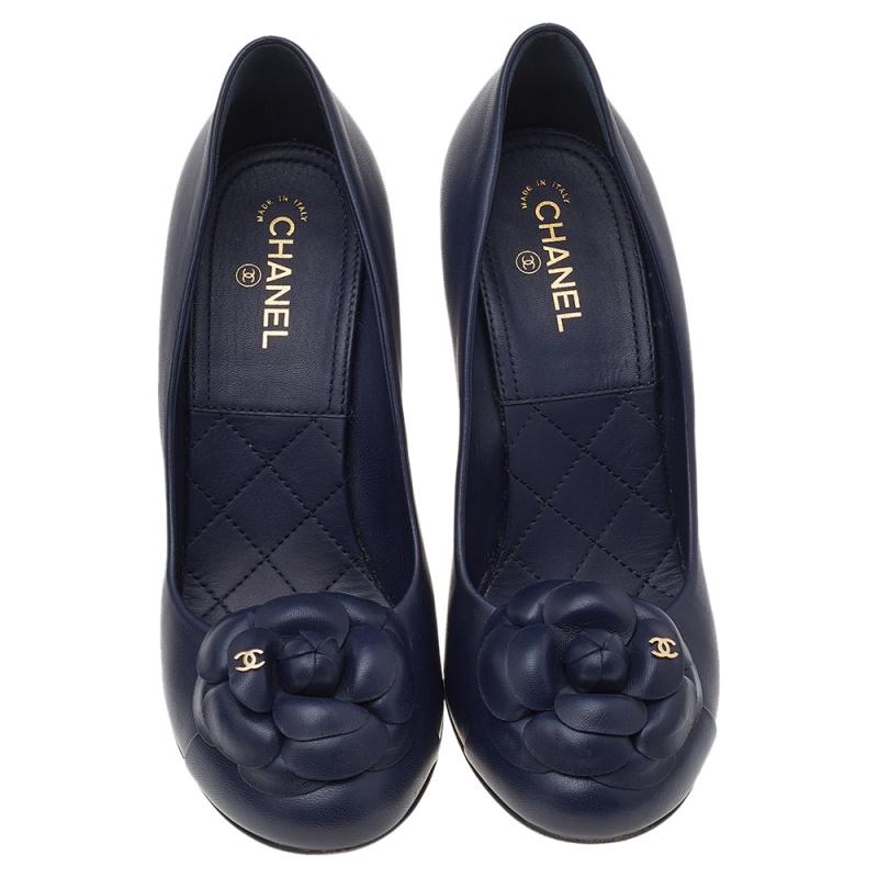 Chanel Navy Blue Leather CC Camellia Block Heel Pumps Size 38.5 In Good Condition In Dubai, Al Qouz 2