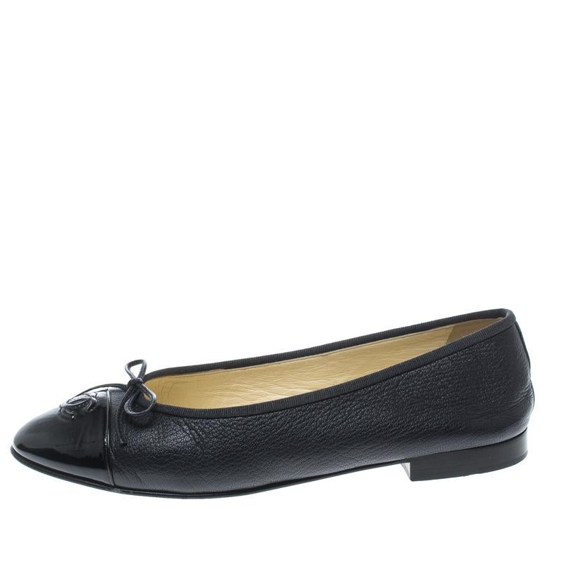 Dazzle in comfort with these ballet flats from Chanel. They've been created using leather and designed with bows and the CC logo on the cap toes. The flats are complete with leather insoles for your ease.

Includes: Original Box, Original Dustbag,