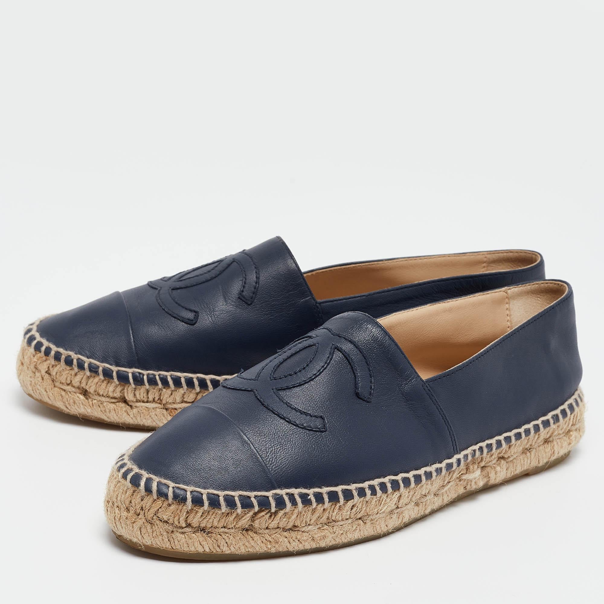 A perfect blend of luxury, style, and comfort, these designer flats are made using quality materials and frame your feet in the most refined way. They can be paired with a host of outfits from your wardrobe.