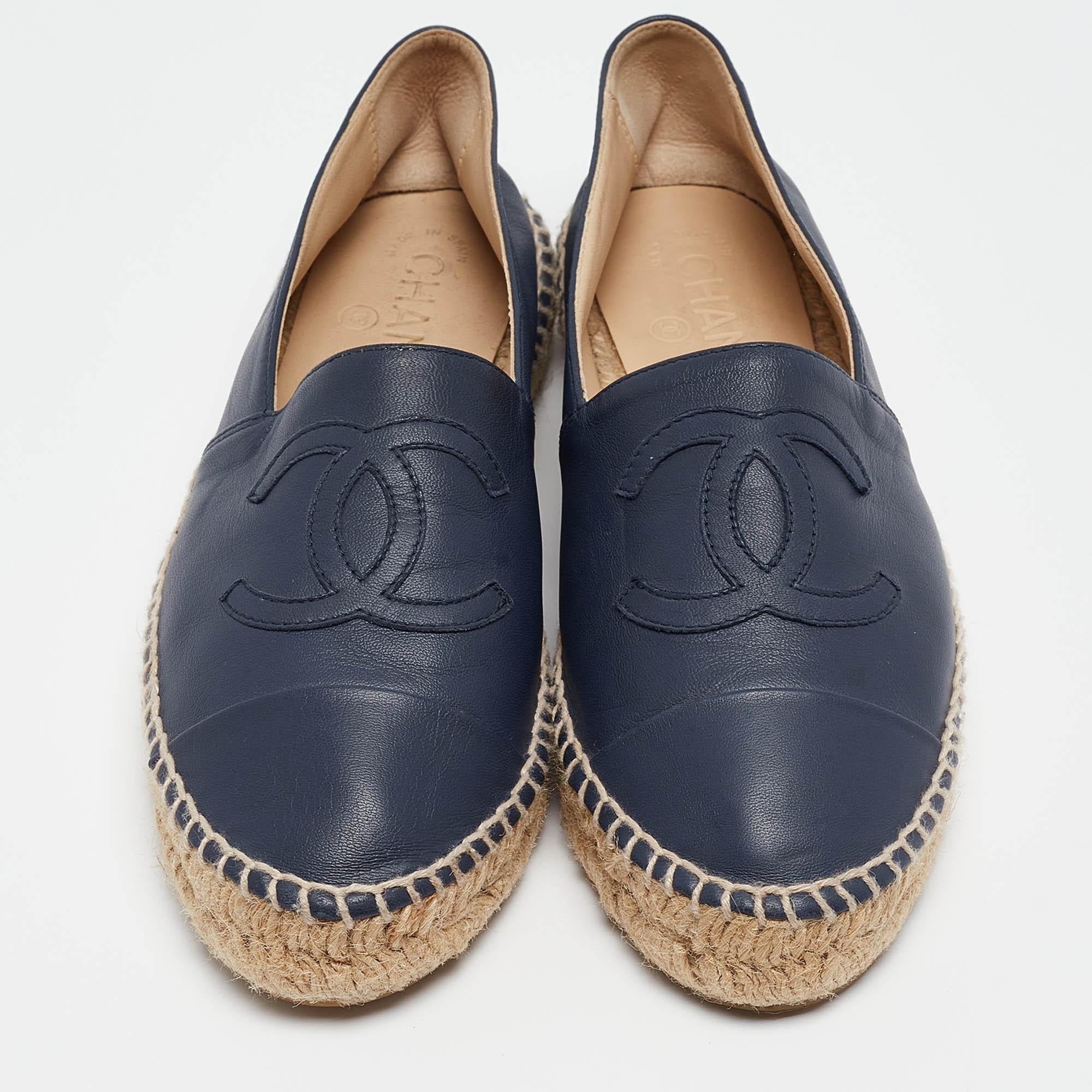Chanel Navy Blue Leather CC Cap Toe Espadrille Flats Size 37 In Good Condition In Dubai, Al Qouz 2
