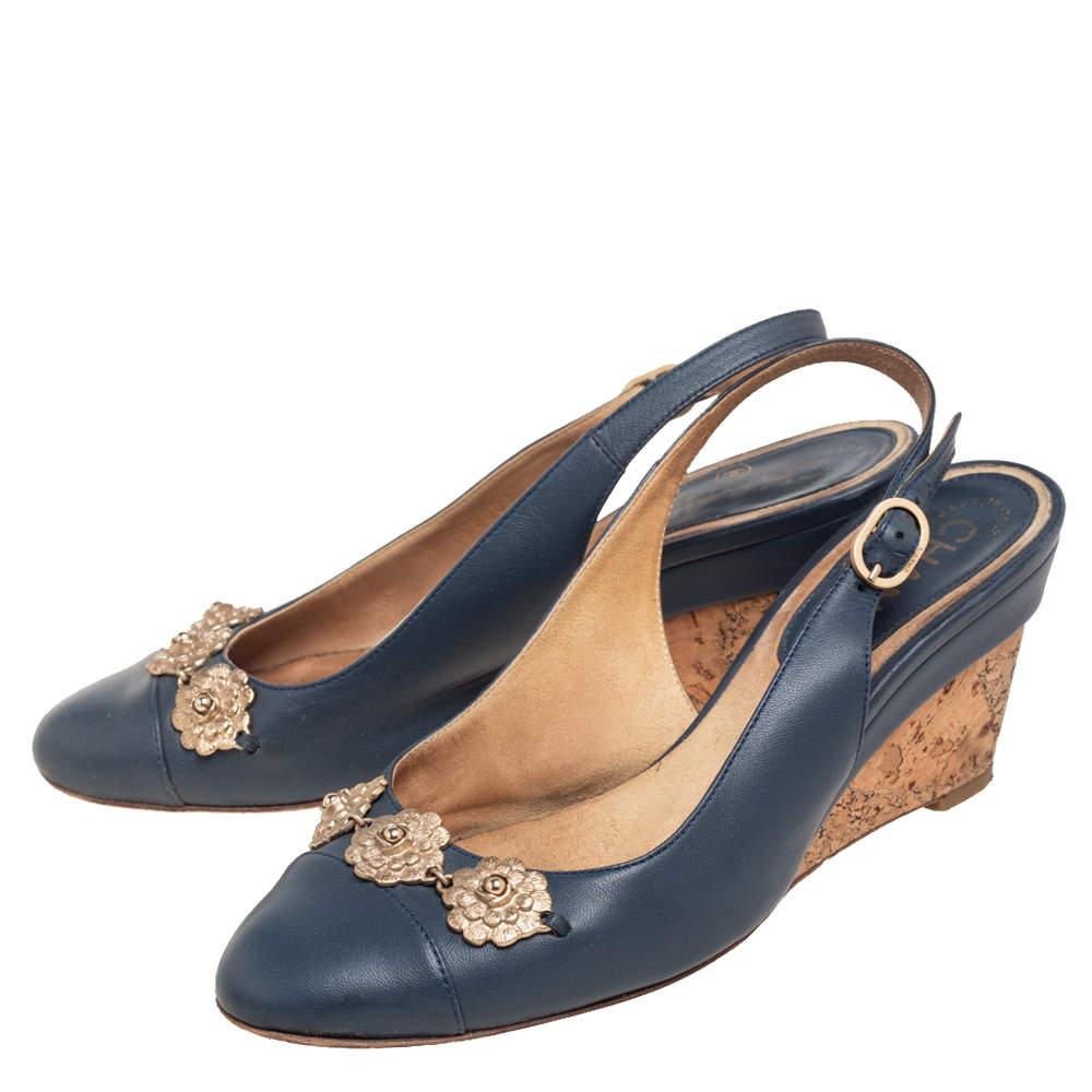 Chanel Navy Blue Leather CC Cap Toe Wedge Slingback Sandals Size 37 In Good Condition In Dubai, Al Qouz 2