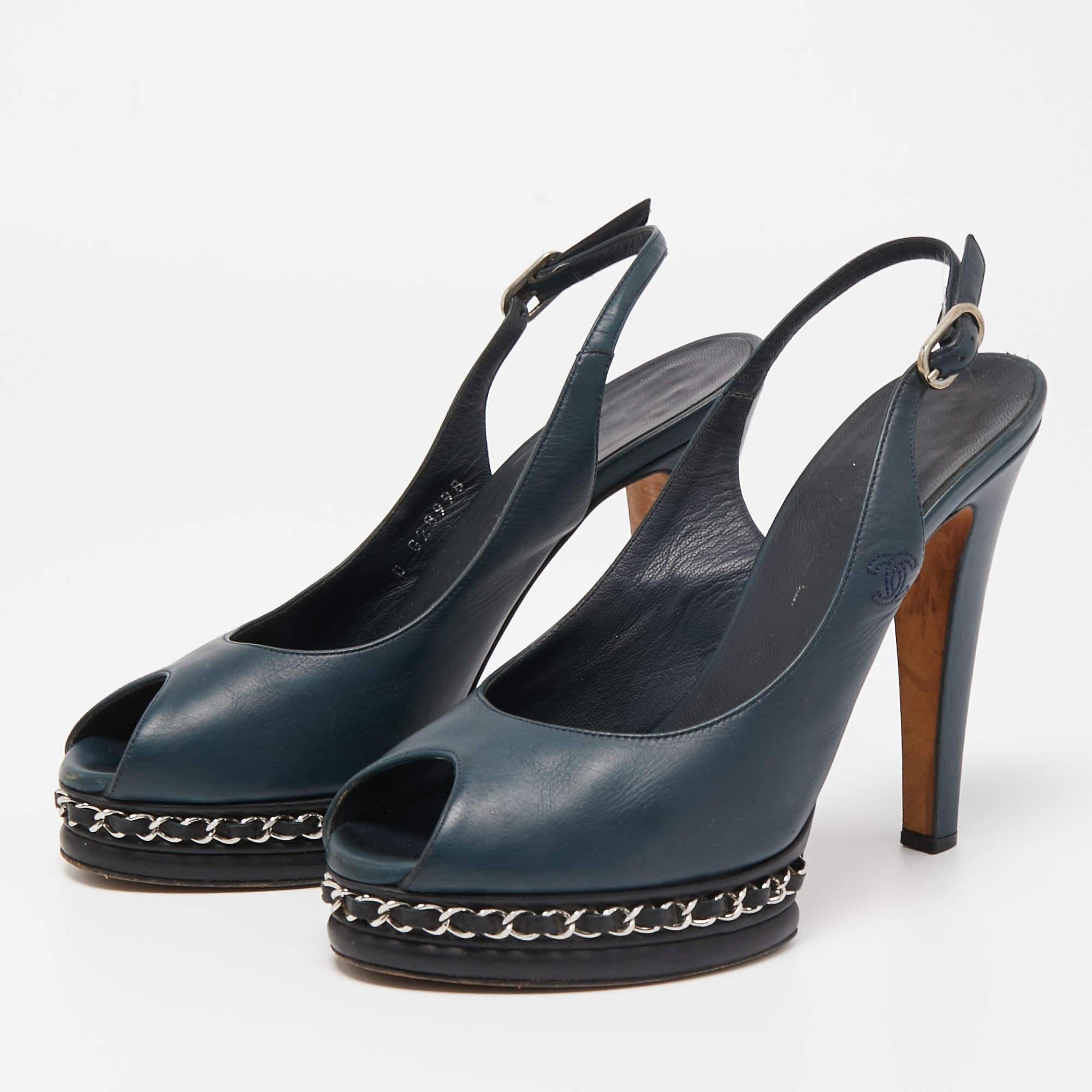 Chanel Navy Blue Leather CC Chain Detail Peep Toe Platform Slingback Sandals  In Good Condition In Dubai, Al Qouz 2