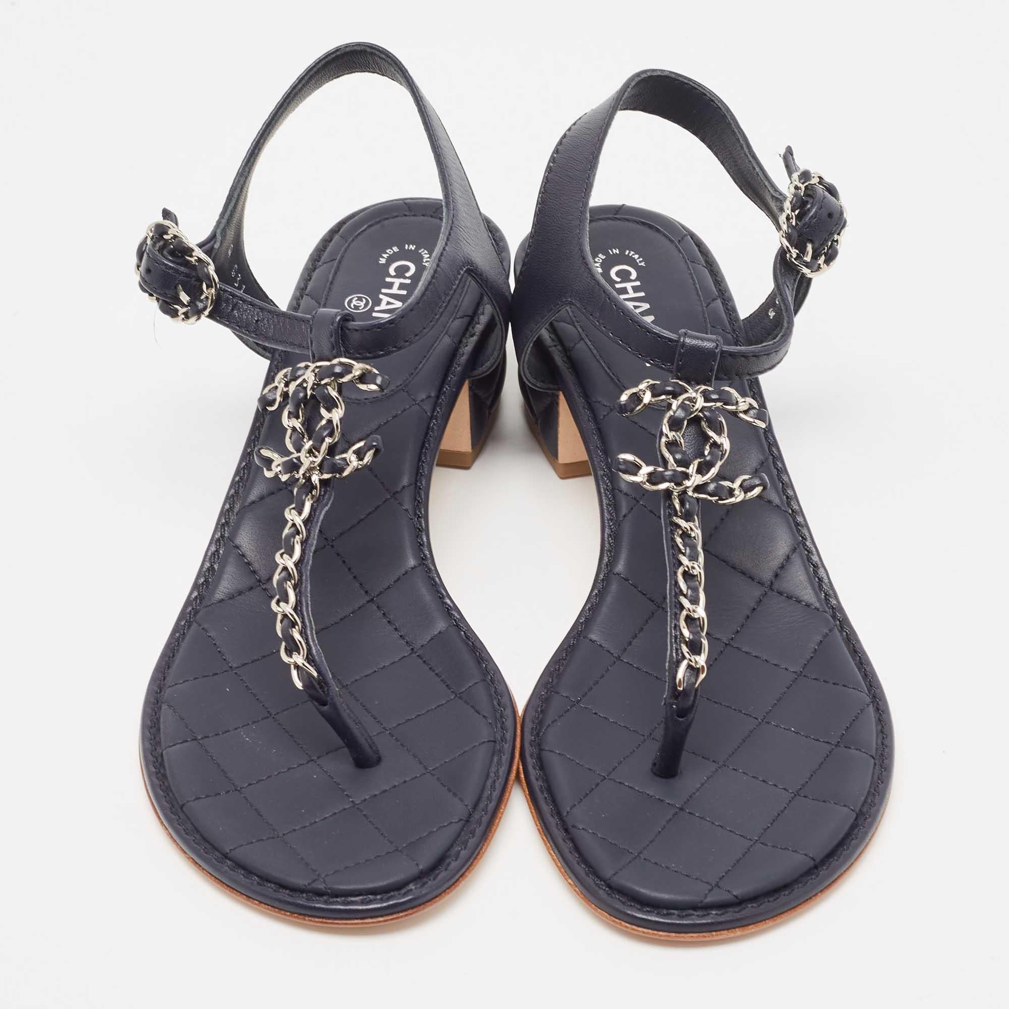 Chanel Navy Blue Leather CC Chain Link Thong Sandals Size 37.5 In Excellent Condition In Dubai, Al Qouz 2