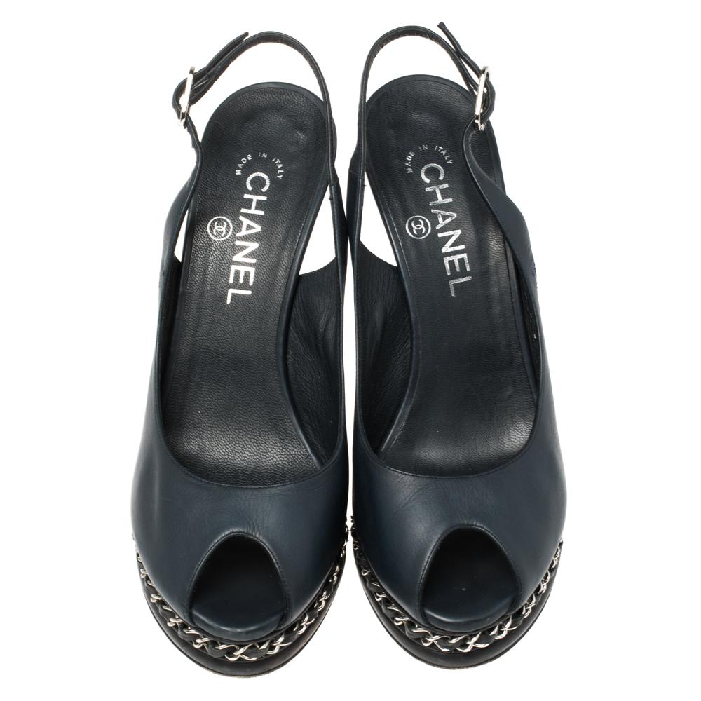 Diese Sandalen von Chanel sind einfach entzückend! Die navyblauen italienischen Schönheiten sind aus Leder gefertigt und haben eine elegante Silhouette. Sie sind mit Peep-Toes und silberfarbenen Kettengliedern auf dem vorderen Plateausockel