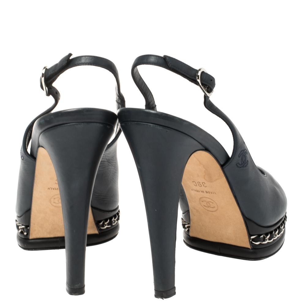 Chanel Marineblaue Slingback-Sandalen aus Leder mit Kettengliedern Größe 39 (Schwarz)