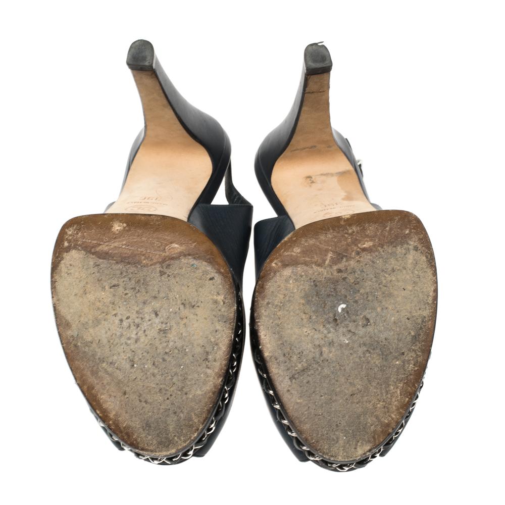 Chanel Marineblaue Slingback-Sandalen aus Leder mit Kettengliedern Größe 39 im Zustand „Gut“ in Dubai, Al Qouz 2