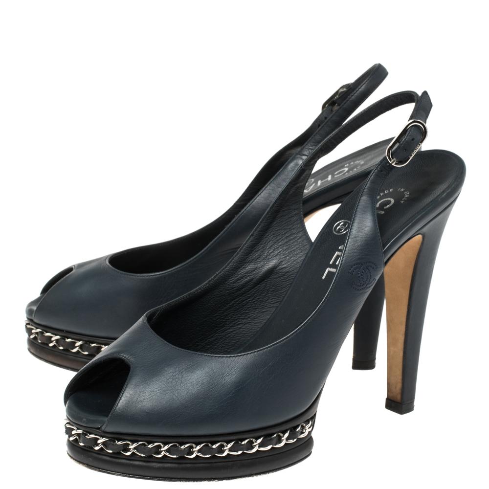Chanel Marineblaue Slingback-Sandalen aus Leder mit Kettengliedern Größe 39 Damen