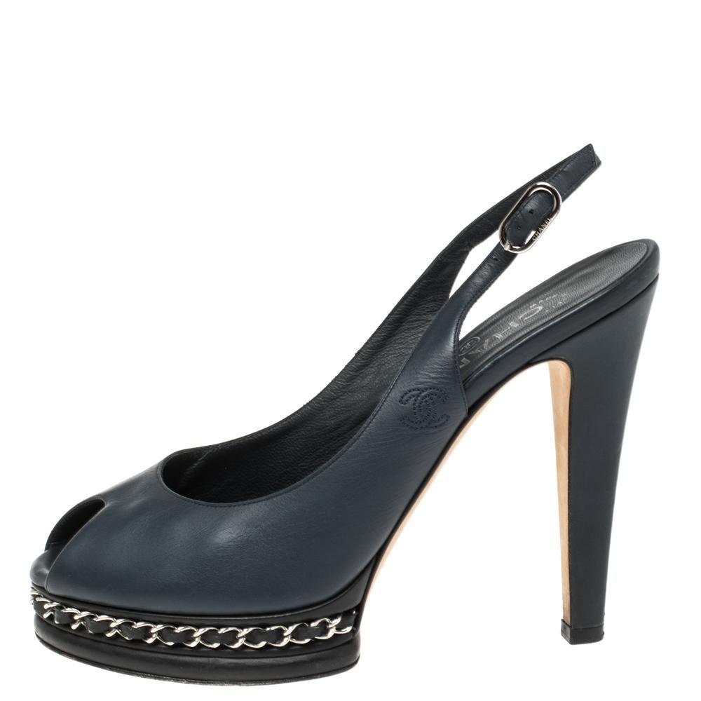 Chanel Marineblaue Slingback-Sandalen aus Leder mit Kettengliedern Größe 39 1