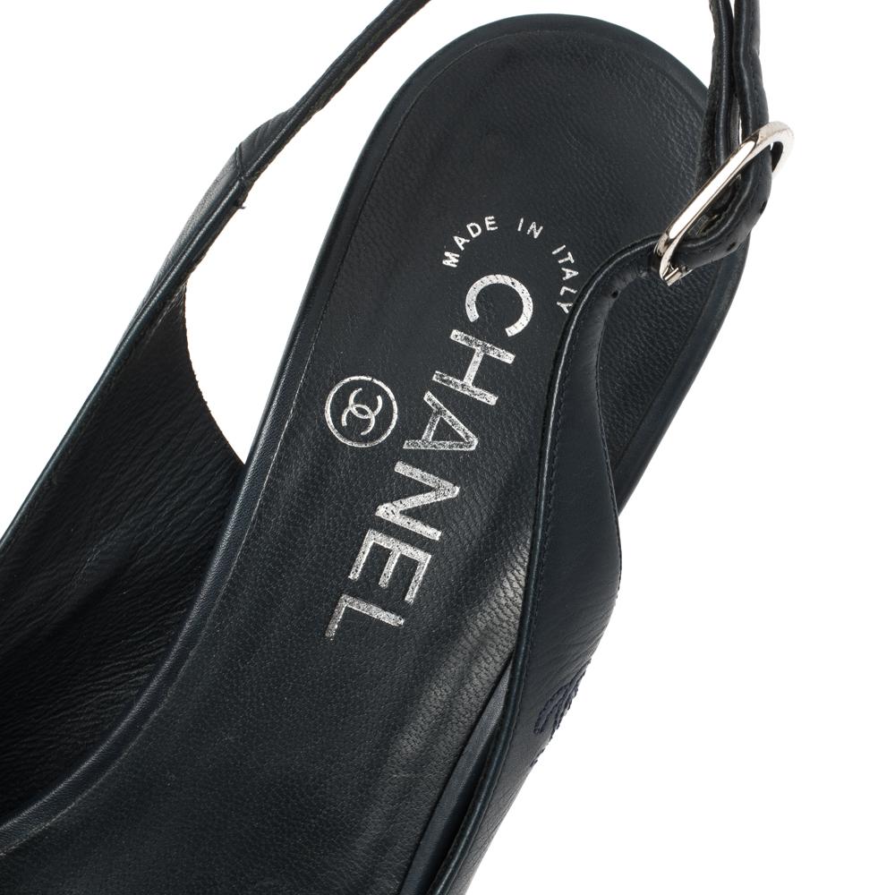 Chanel Marineblaue Slingback-Sandalen aus Leder mit Kettengliedern Größe 39 2