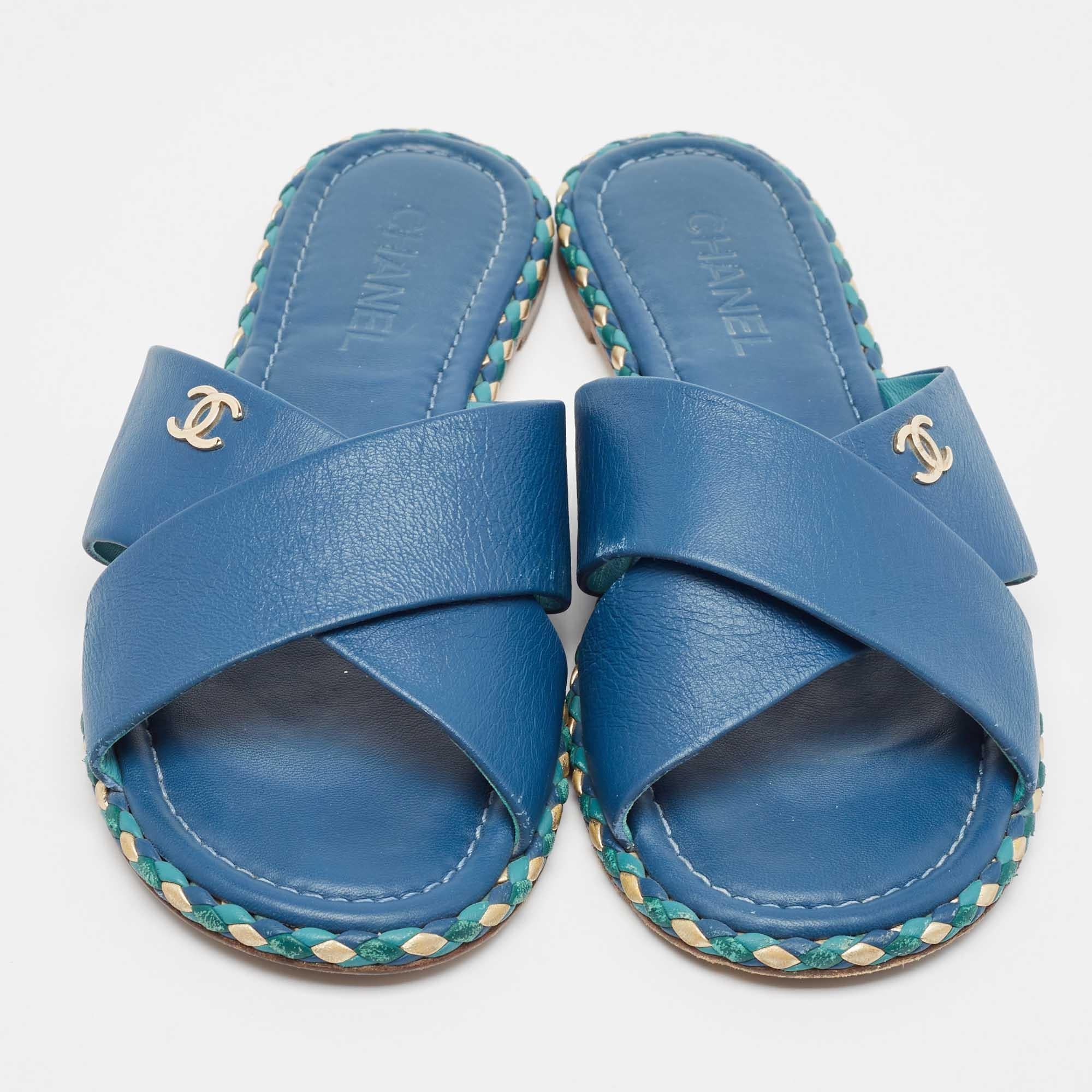 Chanel Navy Blue Leather Flat Sandals Size 42 In Fair Condition In Dubai, Al Qouz 2