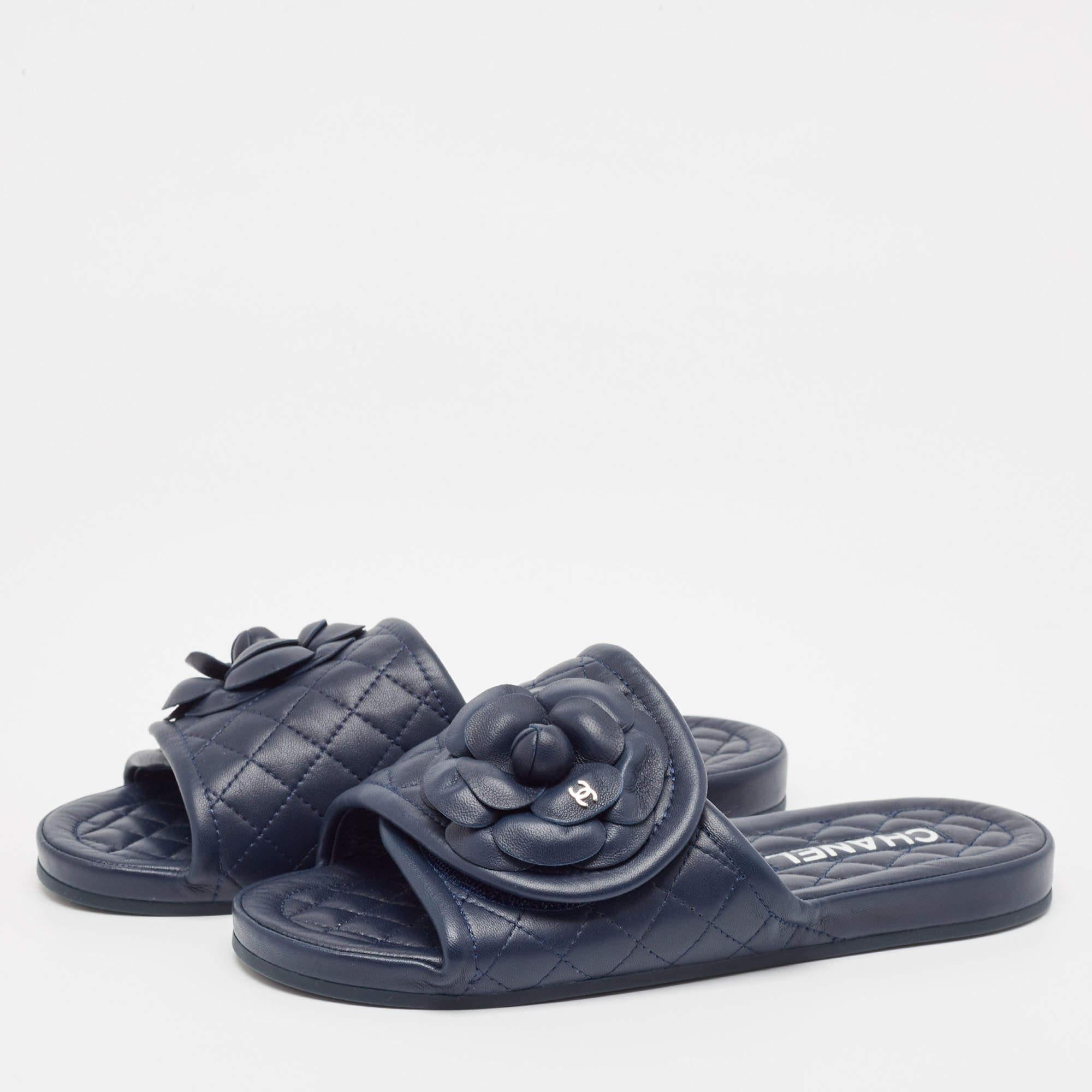 Una mezcla perfecta de estilo lujoso y comodidad, estas bailarinas de diseño están fabricadas con materiales de calidad y enmarcan tus pies de la forma más refinada. Pueden combinarse con un sinfín de prendas de tu armario.