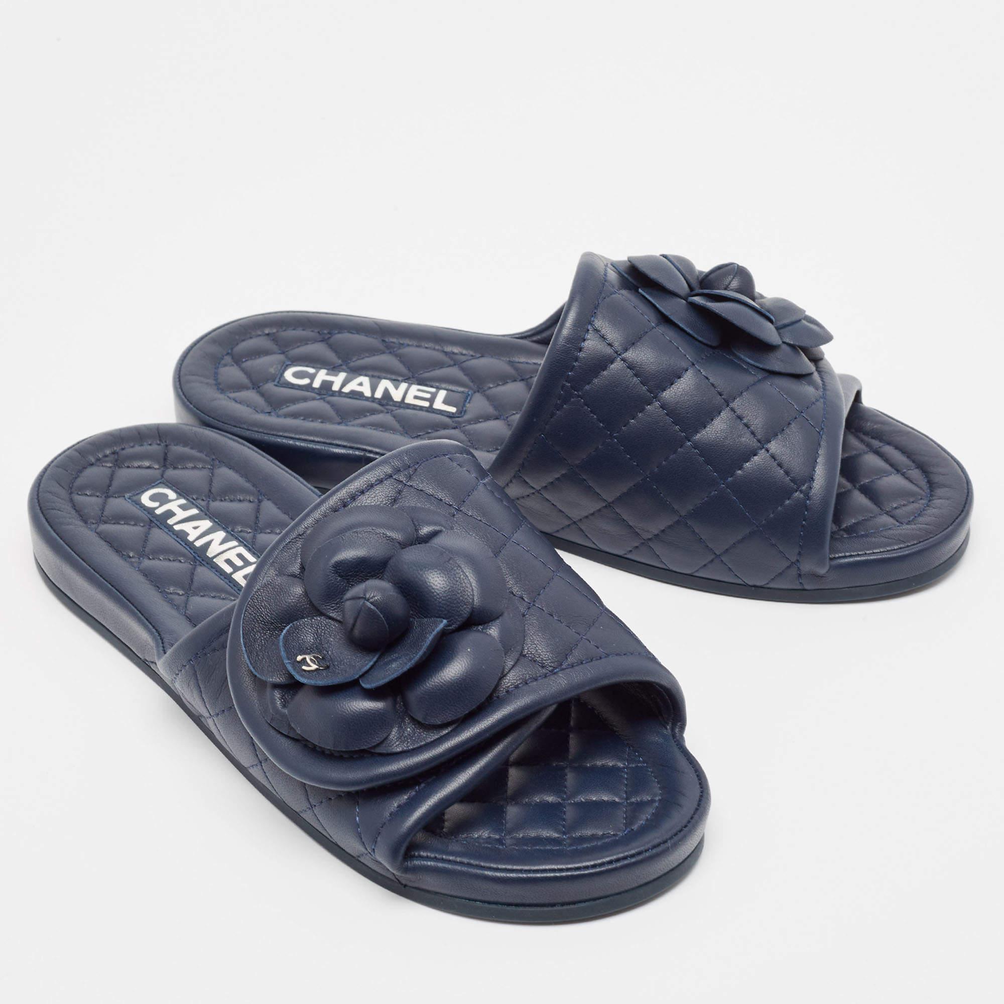Chanel Sandalias Planas Flor Cuero Azul Marino Talla 37 en Excelente Estado en Dubai, Al Qouz 2
