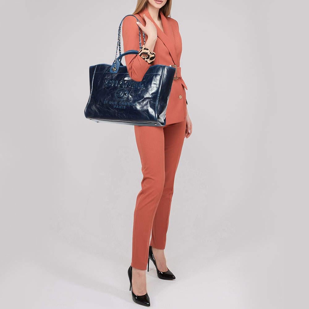 This alluring tote bag for women has been designed to assist you on any day. Convenient to carry and fashionably designed the tote is cut with skill and sewn into an excellent shape. It is well equipped to be a reliable accessory.