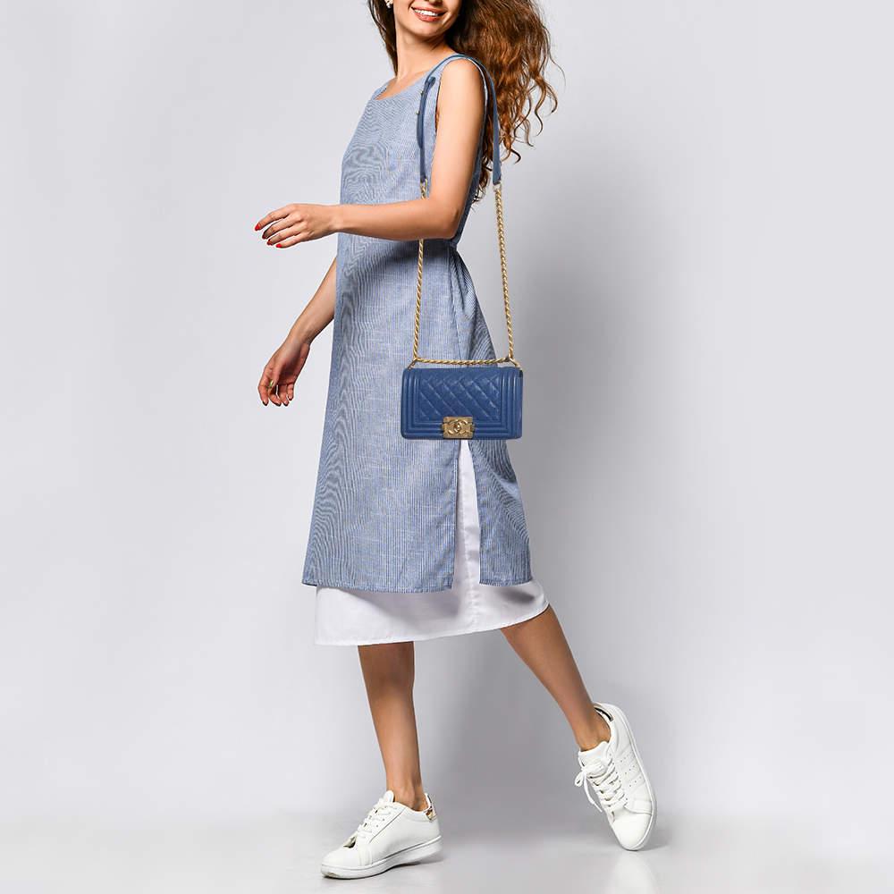 Designer bags are ideal companions for ample occasions! Here we have a fashion-meets-functionality piece crafted with precision. It has been equipped with a well-sized interior that can easily fit all your essentials.