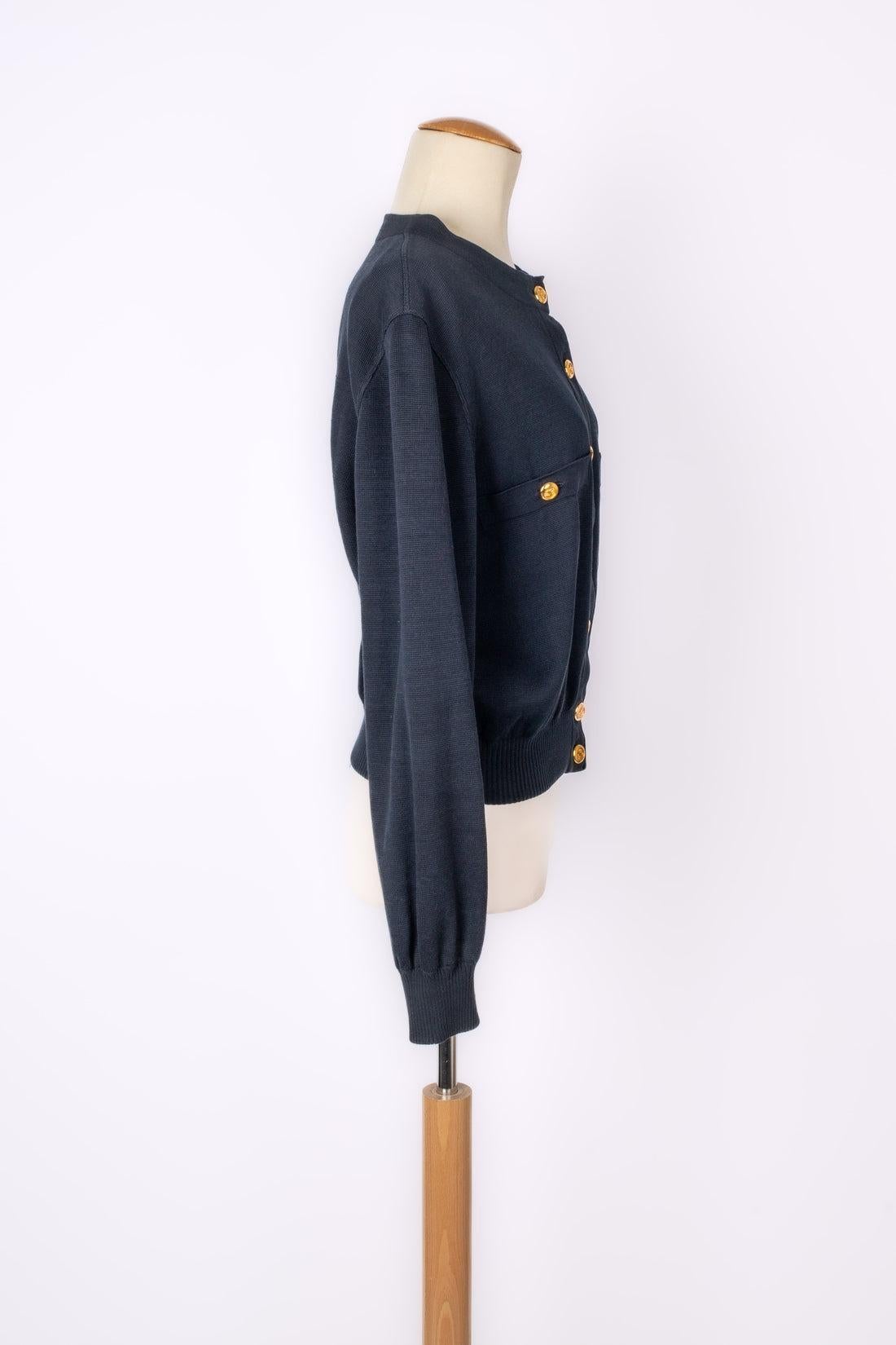 Chanel - Navy-blue mesh cardigan with golden metal buttons. No size indicated, it fits a 38FR.

Additional information:
Condition: Very good condition
Dimensions: Shoulder width: 45 cm - Chest length: 55 cm - Sleeve length: 60 cm - Length: 53