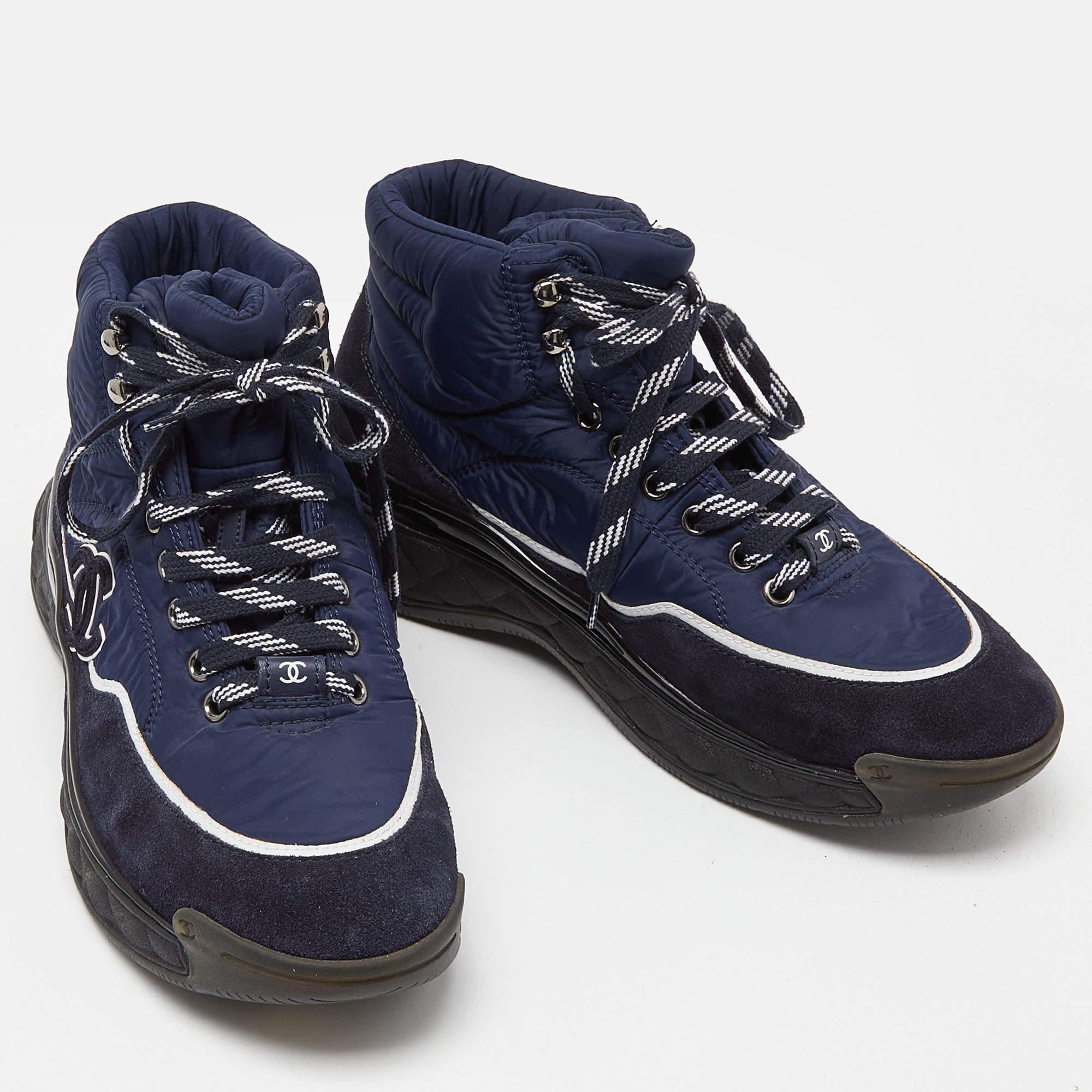 Chanel Navy Blue Nylon and Suede High Top Lace Up Sneakers Size 40 In Good Condition For Sale In Dubai, Al Qouz 2