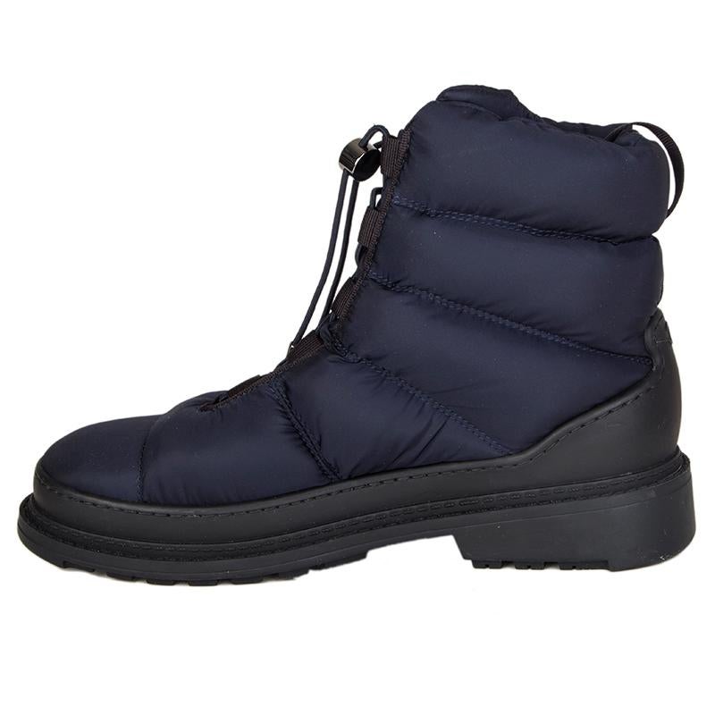 100% authentic Chanel winter boots in navy blue nylon fully lined with white searling. Black rubber sole featuring turn-around CC logo ice spikes on heel and sole. Elastic toggle fastening. Comes with a unlocking pick for the spikes. Have been worn